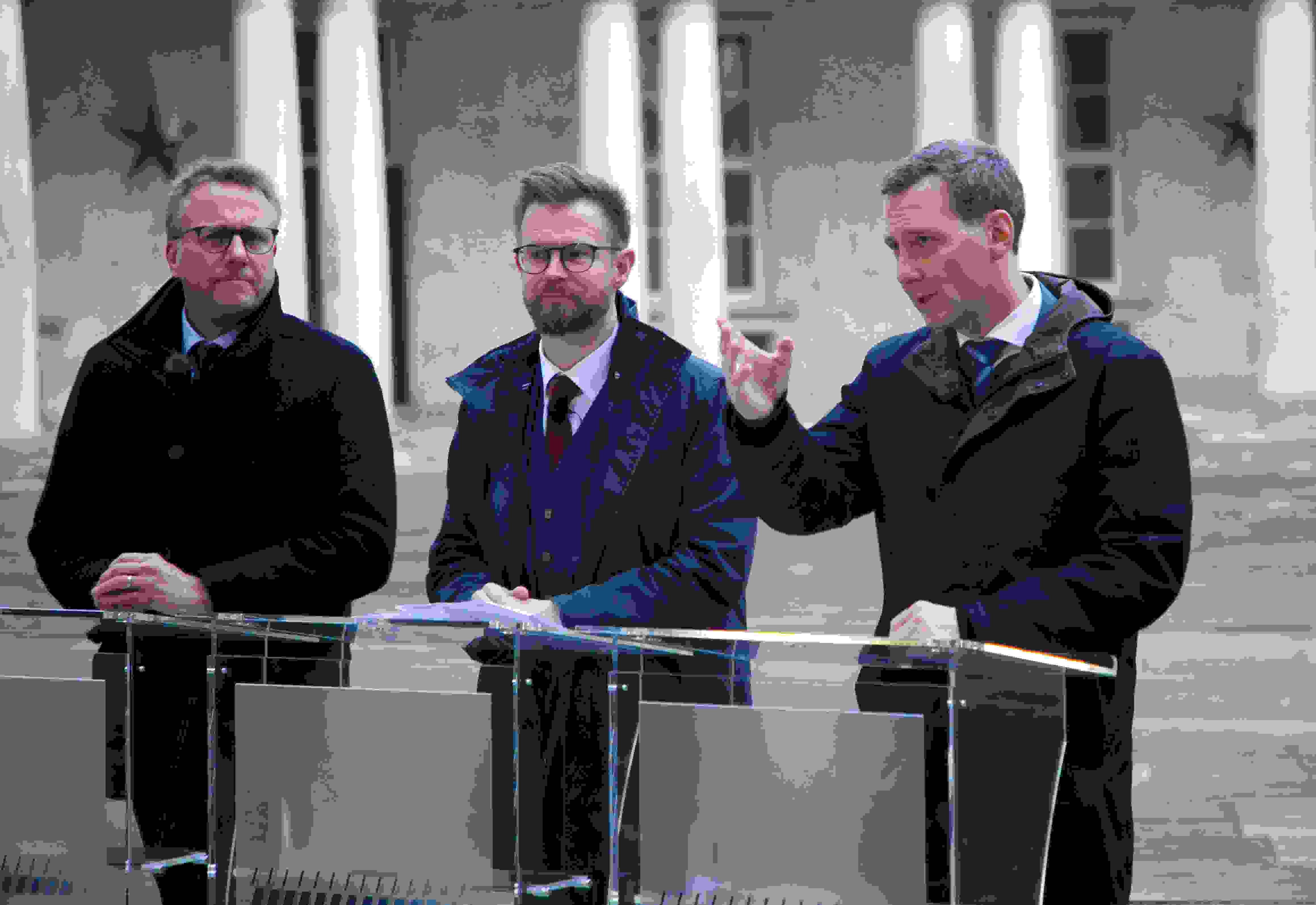 Justitsminister Nick Hækkerup, trafikminister Benny Engelbrecht og skatteminister Morten Bødskov ved pressemøde på Politigården