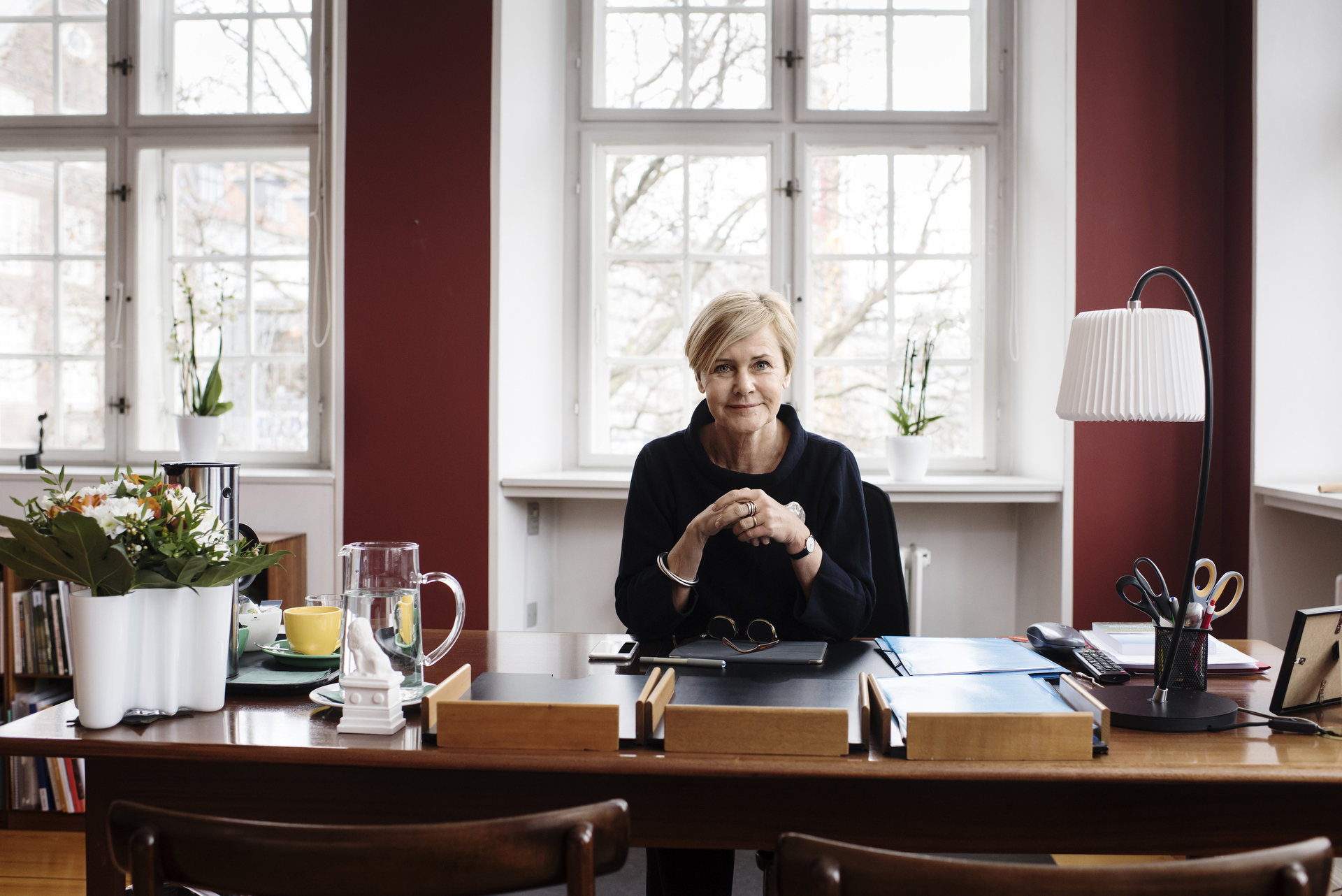 Portræt af Mette Bock forfra, siddende ved hendes skrivebord