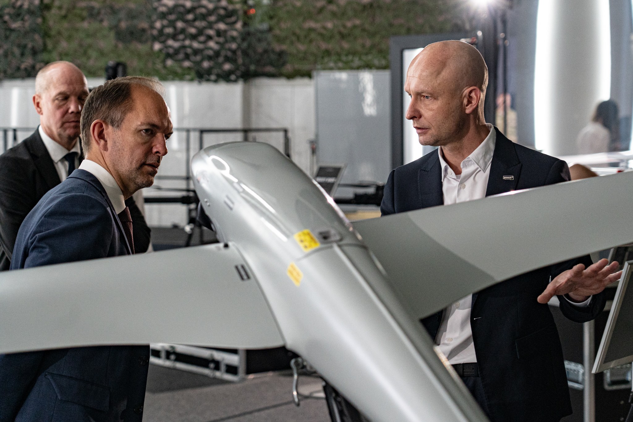 Forsvarsminister Jeppe Bruus får fremvist en drone. 