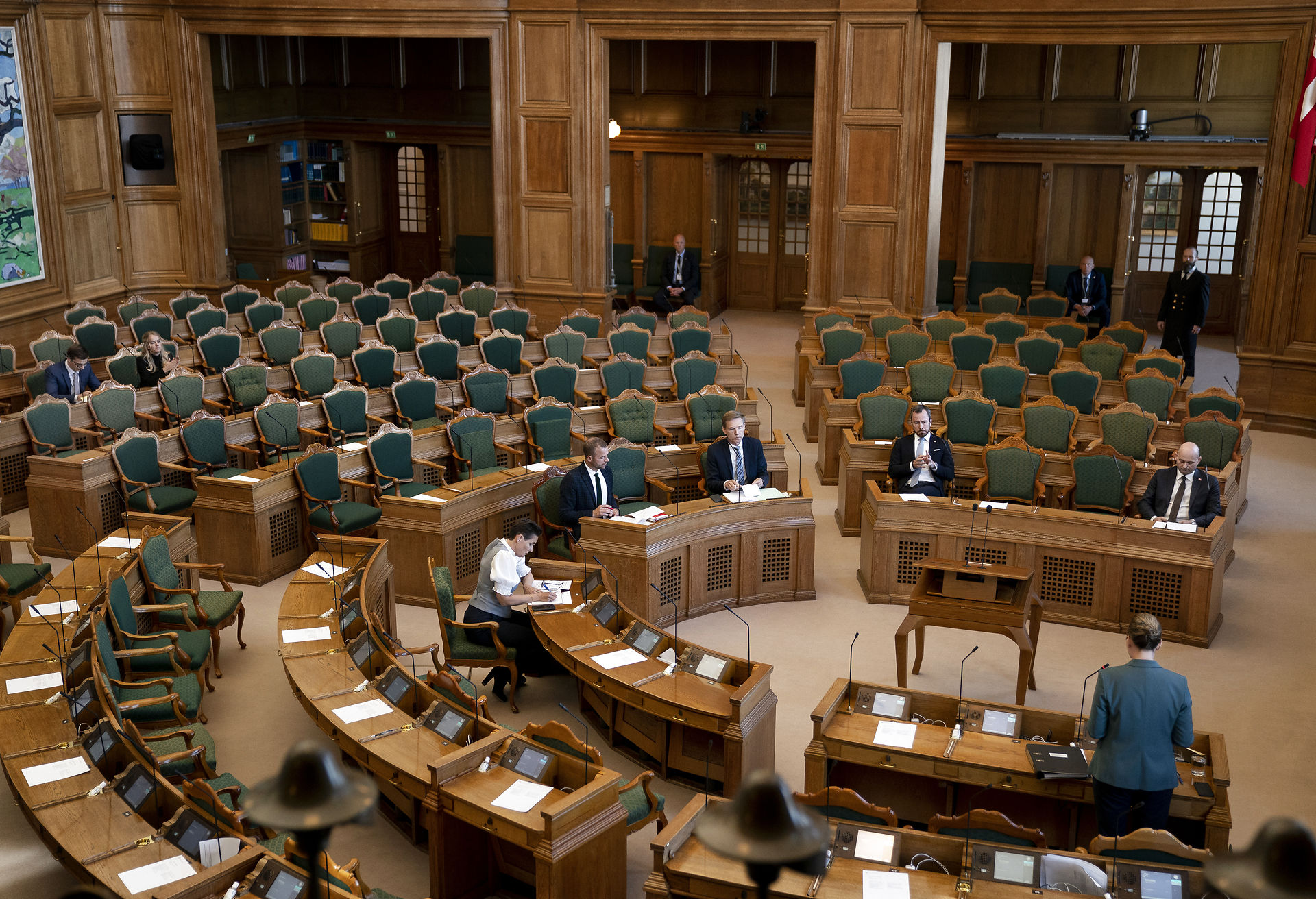 En næsten tom Folketingssal ved spørgstime