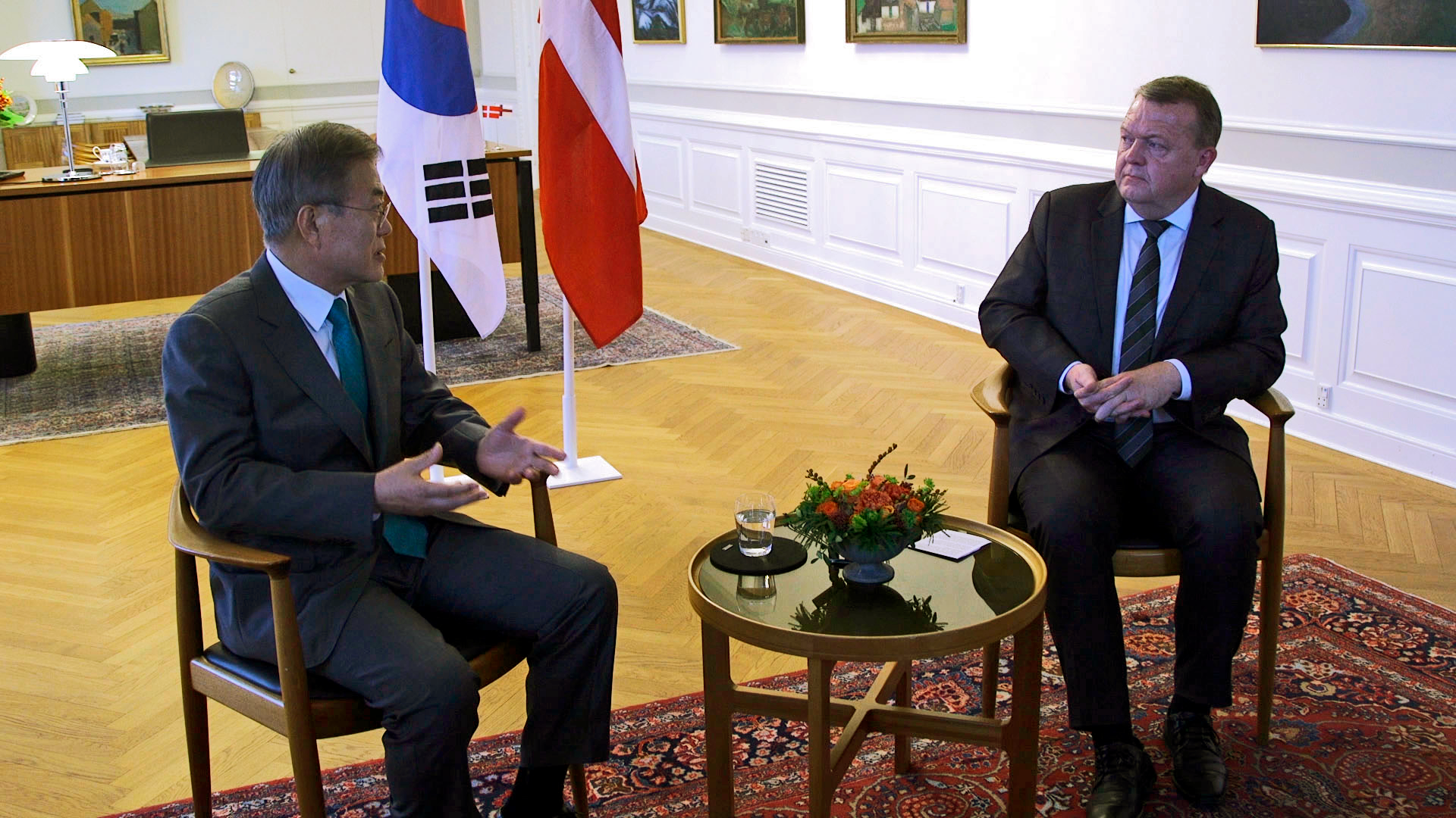 Statsminister Lars Løkke Rasmussen i samtale med Sydkoreas præsident Moon på statsministerens kontor
