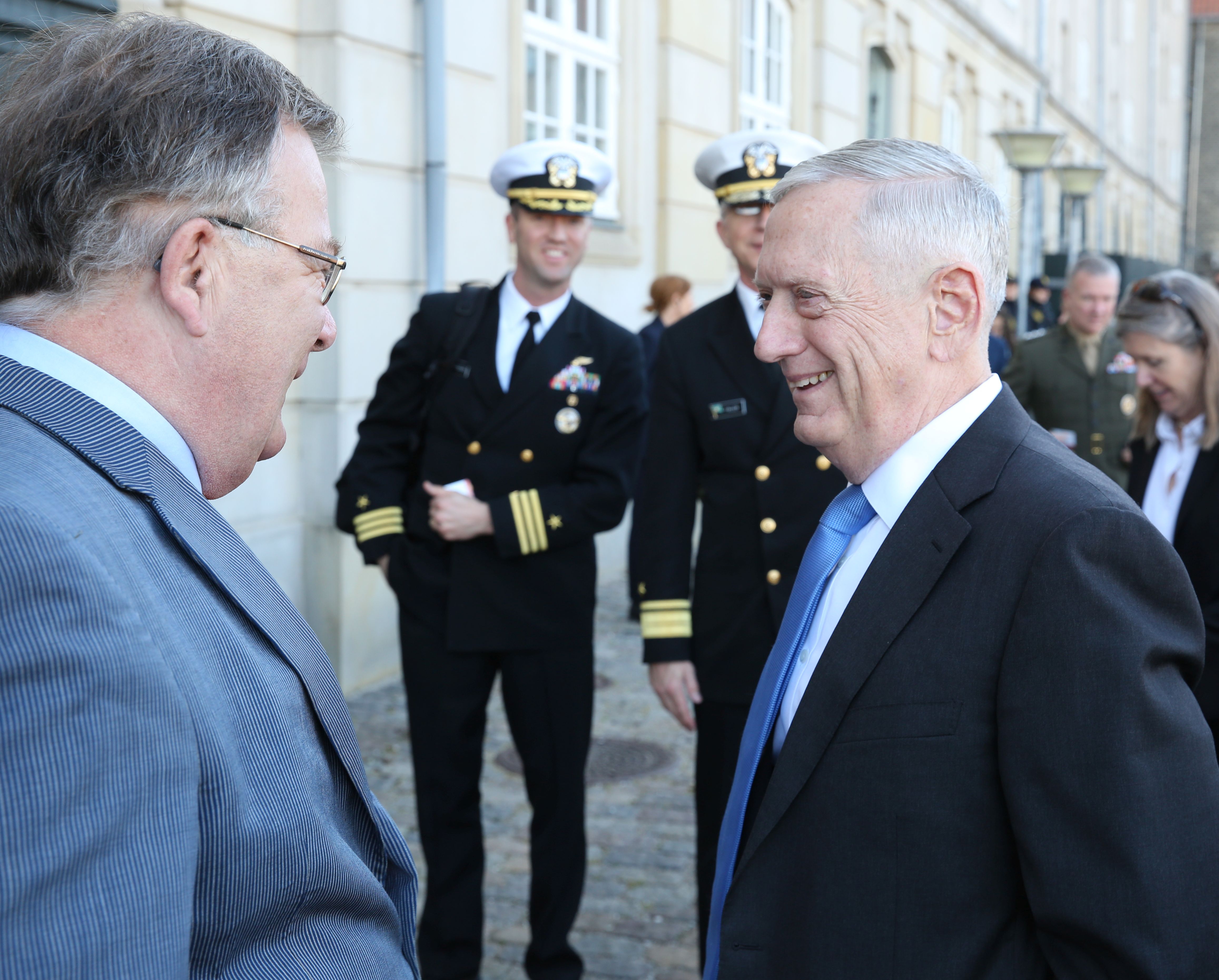 Forsvarsministene fra Danmark og USA - James Mattis. Forsvarsminister Claus Hjort Frederiksen er tirsdag 9. maj 2017 vært for Defeat-ISIL forsvarsministermødet, hvor bl.a. den amerikanske forsvarsminister James Mattis deltager.  