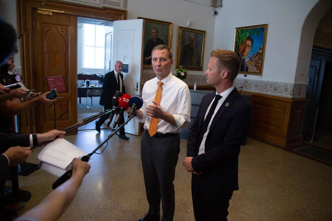 Justitsminister Nick Hækkerup og udenrigsminister Jeppe Kofod møder pressen foran Landstingssalen