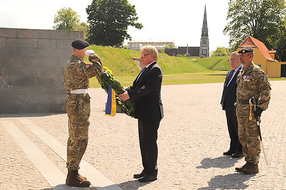 Billede af Peter Hultqvist og Claus Hjort Frederiksen med soldater