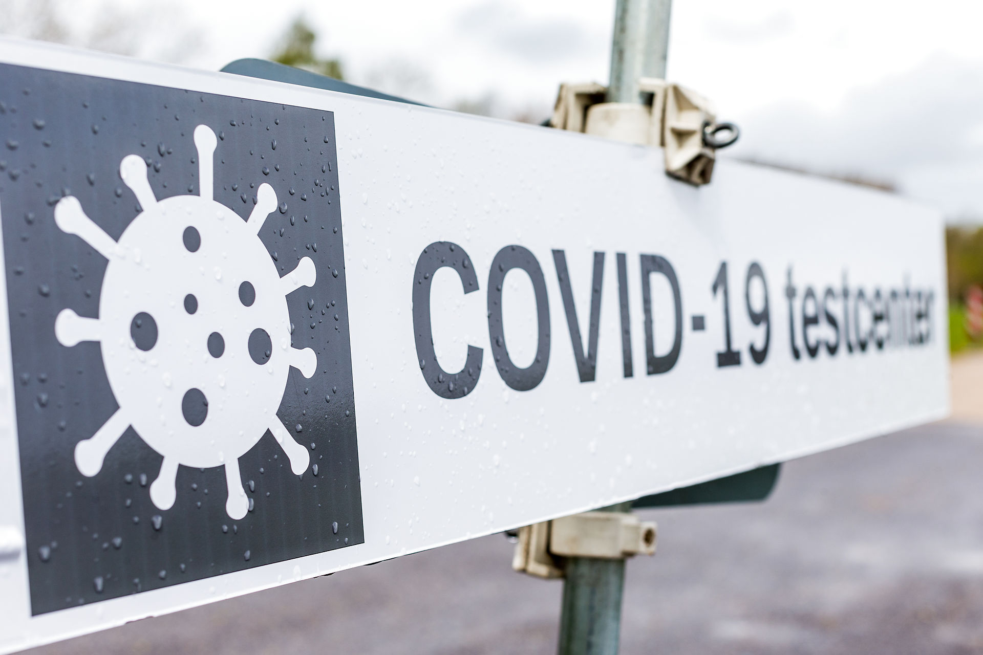 Skilt der henviser til COVID-19 testcenter