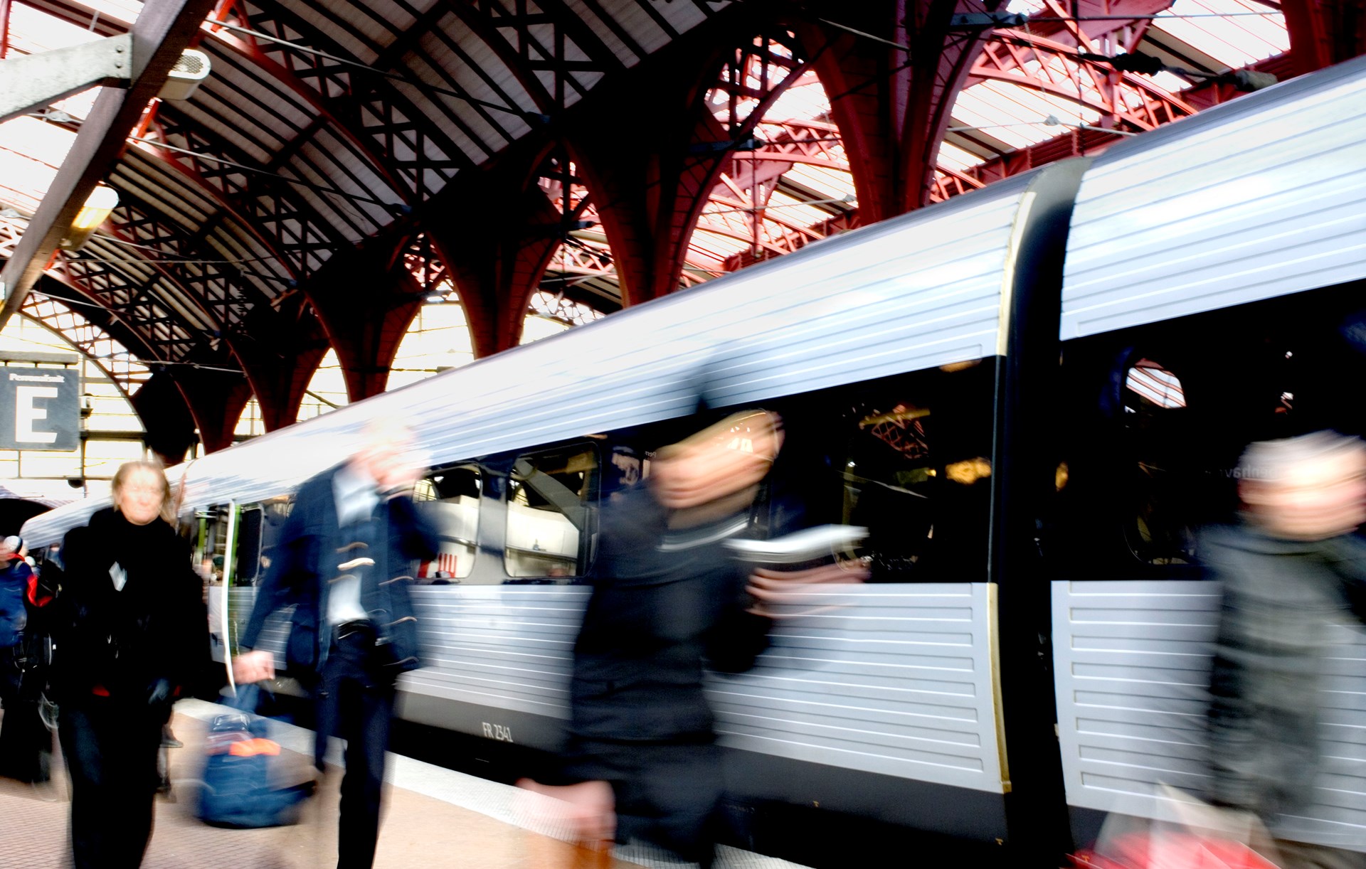 Passagerer på perron på Københavns Hovedbanegård, passerer holdende IC3-tog.