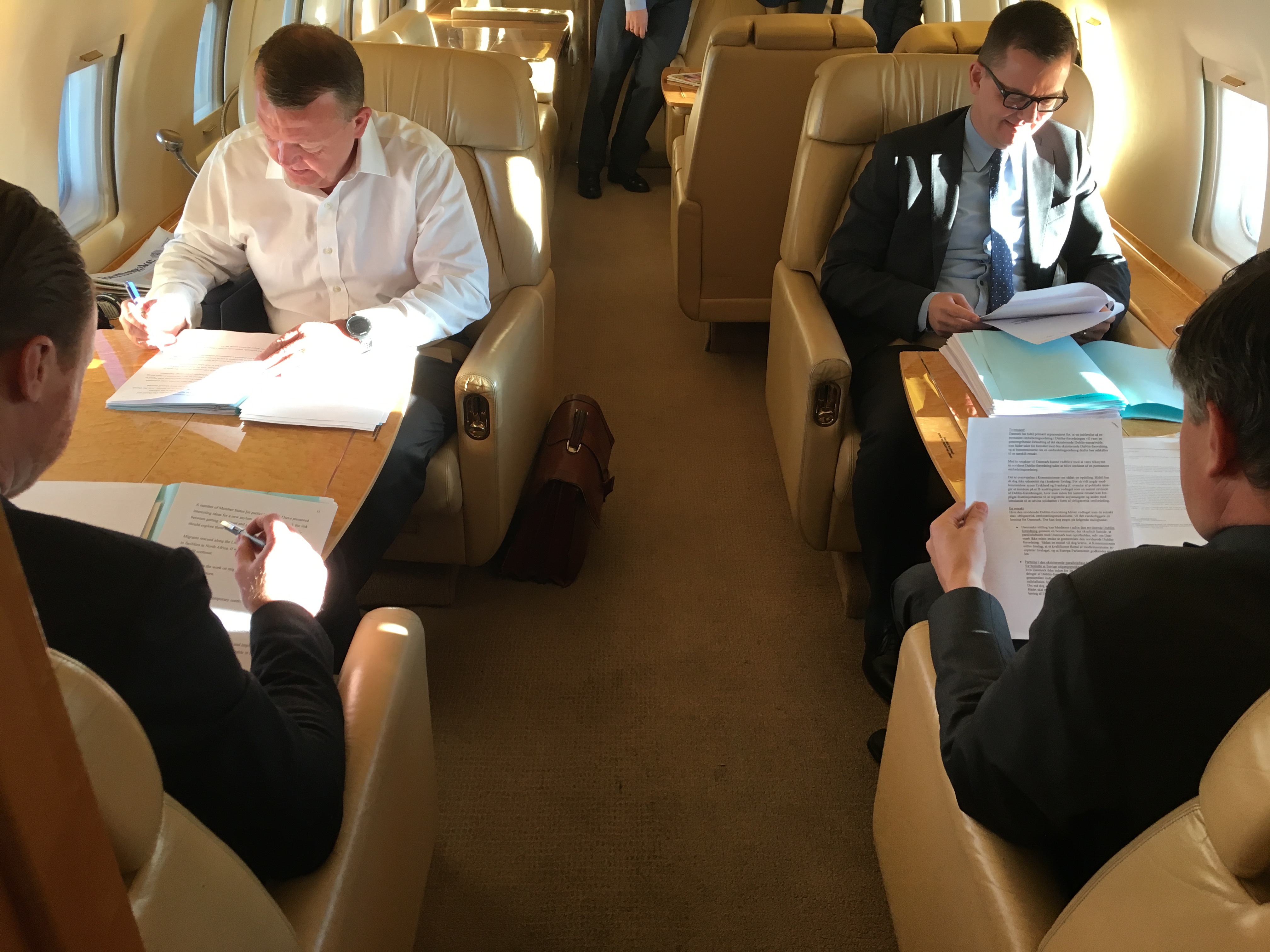 Statsministeren i fly på veje til møde