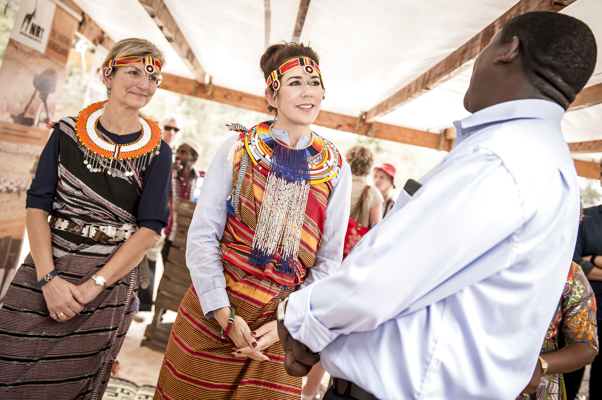 Udviklingsministeren og kronprinsesse Mary i traditionelle kenyanske klæder under et besøg i Kenya.