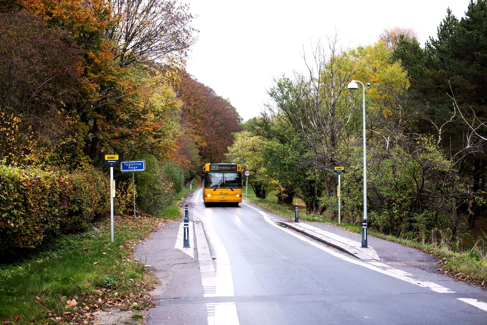 Bus der kører på en mindre vej