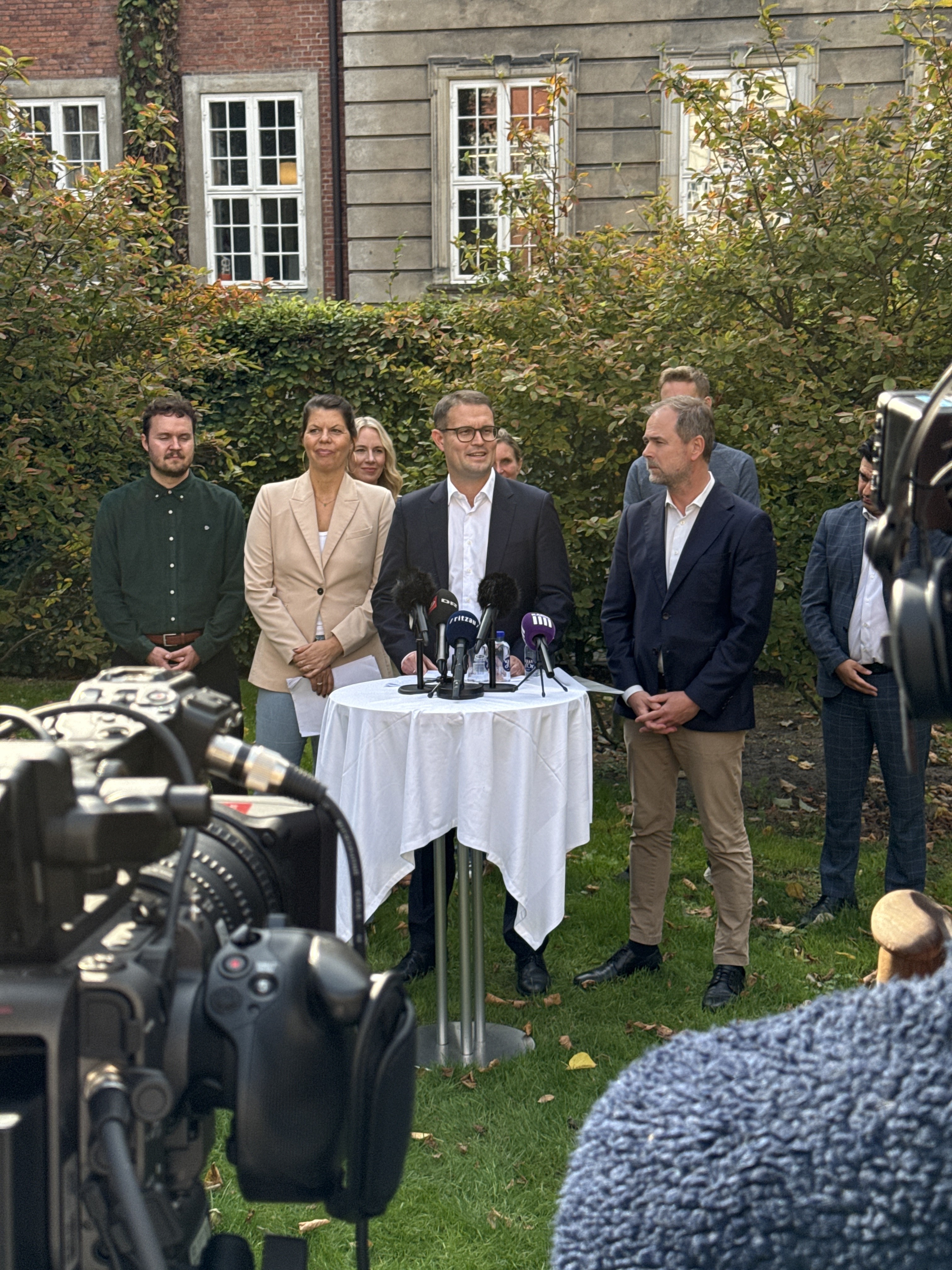 Regeringen og aftalepartierne præsenterer akutpakke for dyrevelfærd på et pressemøde