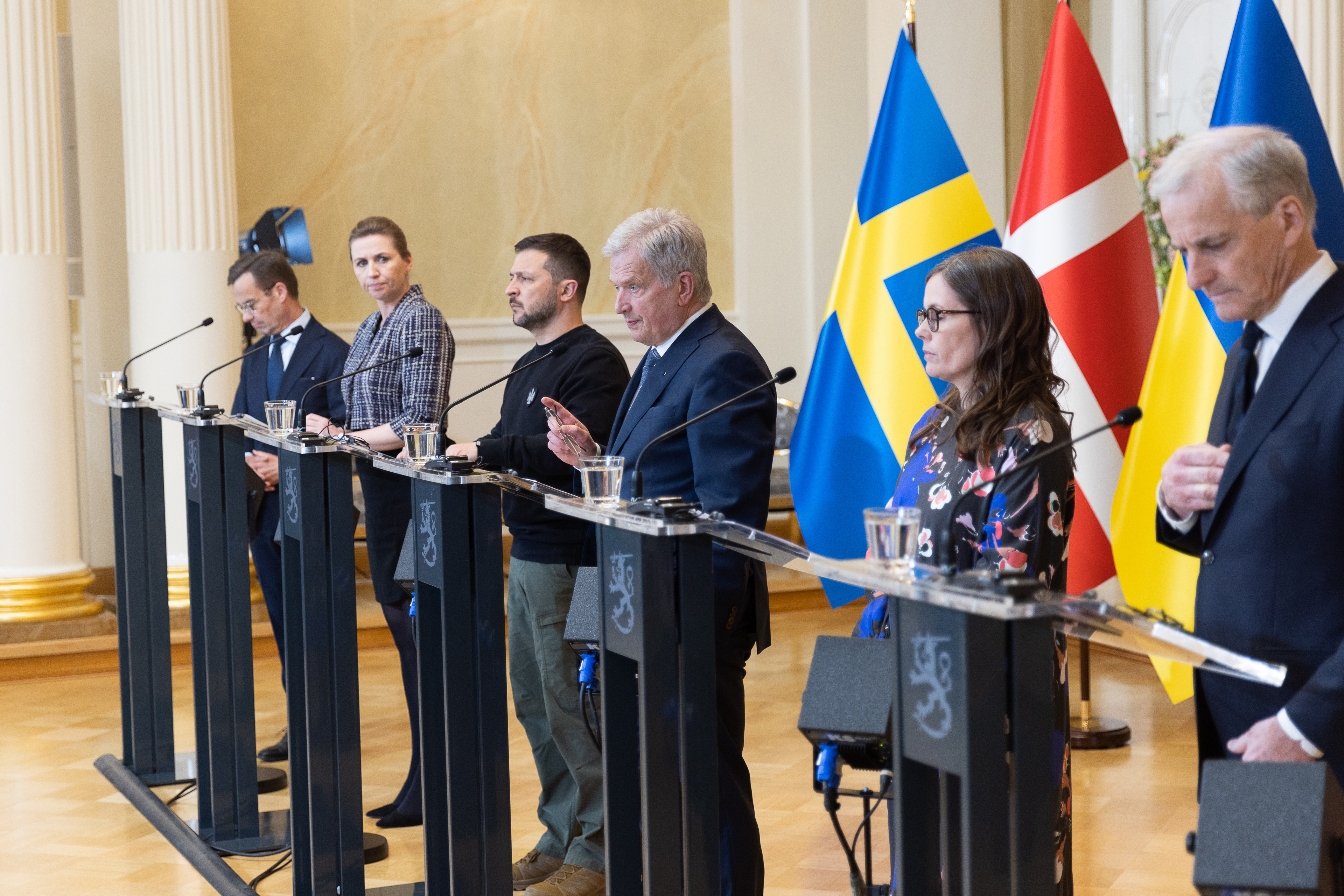 Finlands og Ukraines præsident, og Statsministre fra Island, Norge, Sverige og Danmark til mødet i Helsinki