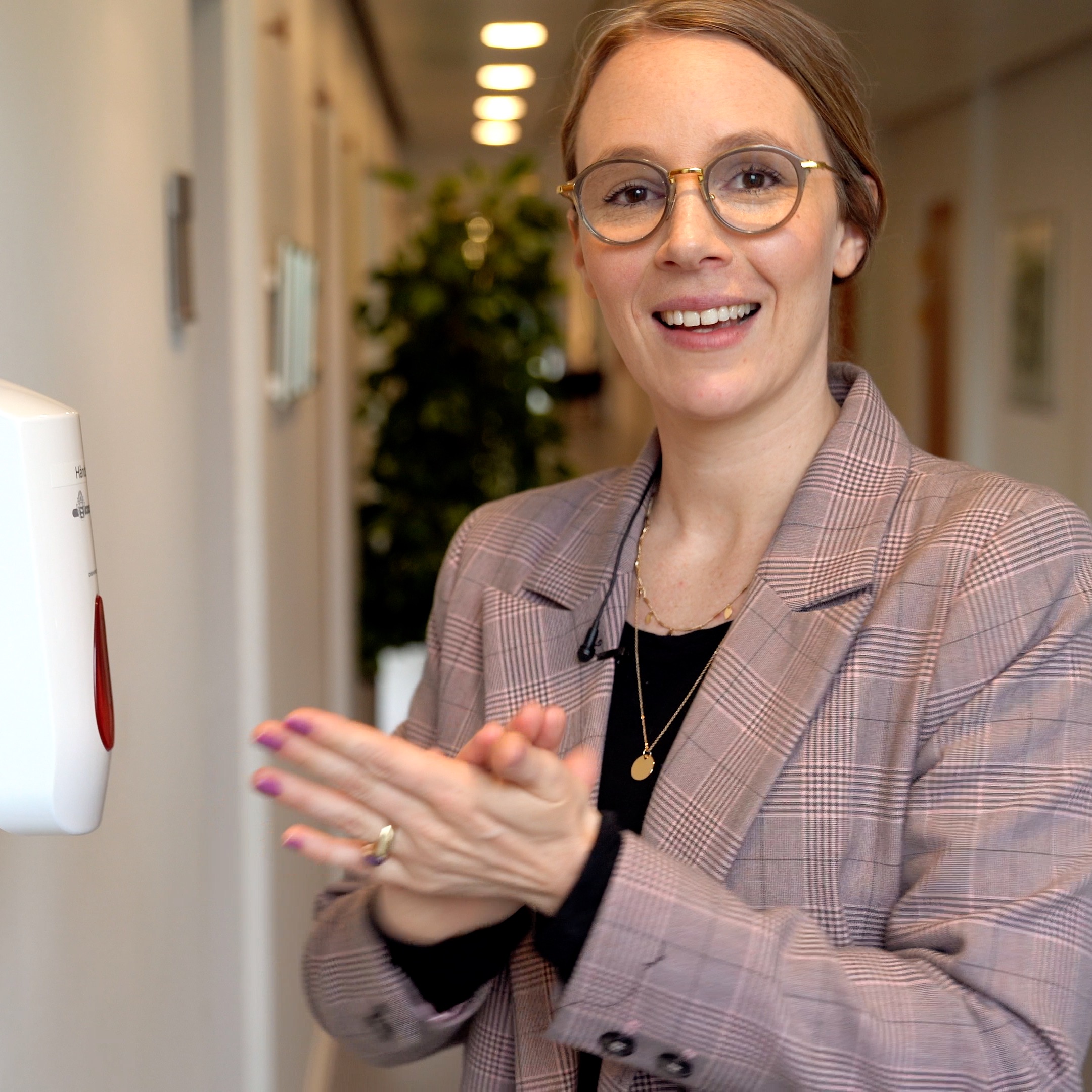 Miljøminister Lea Wermelin spritter sine hænder af