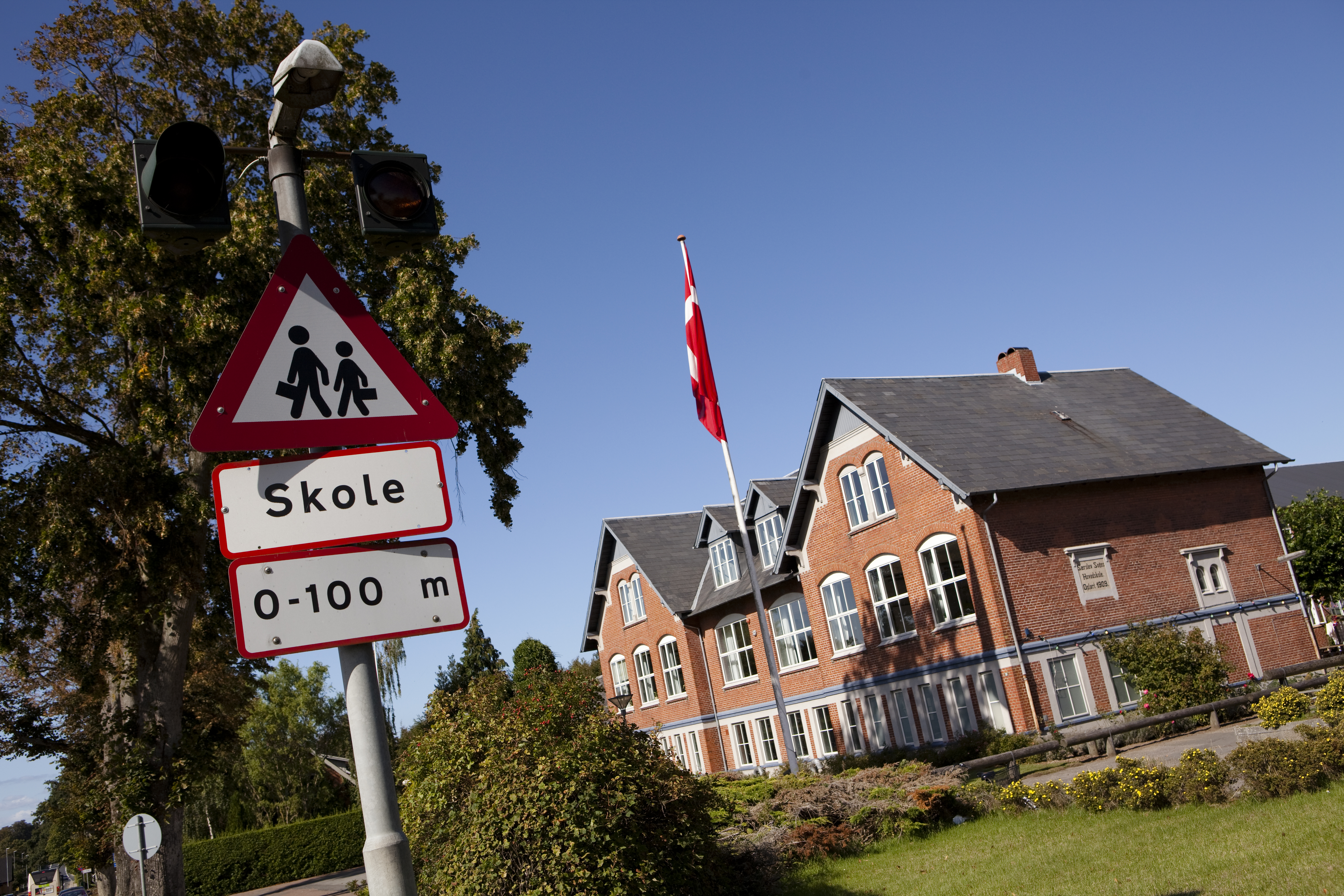 Billede af vejskilt der varsler om skole