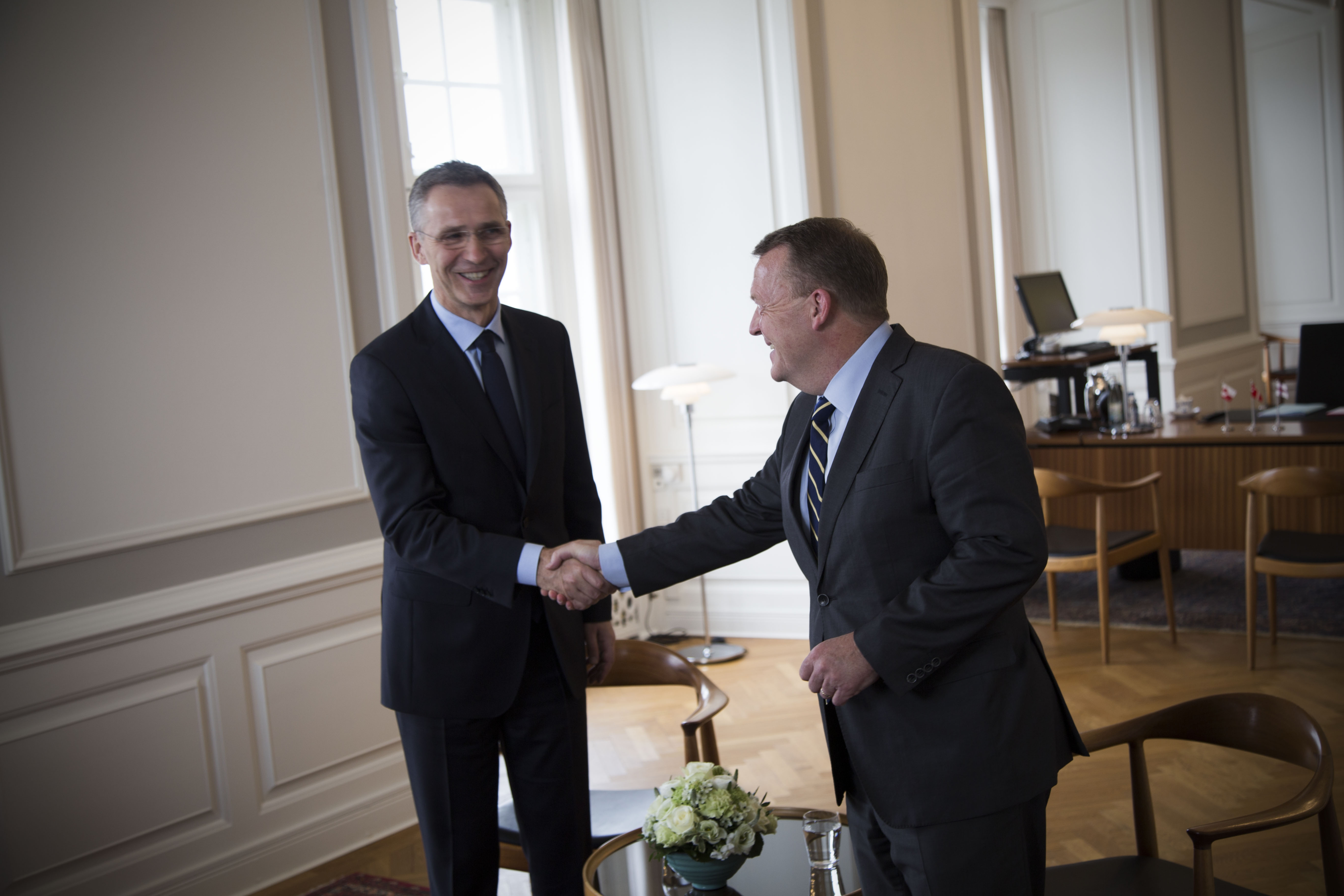 NATO's generalsekretær, Jens Stoltenberg, giver hånd til statsminister Lars Løkke Rasmussen