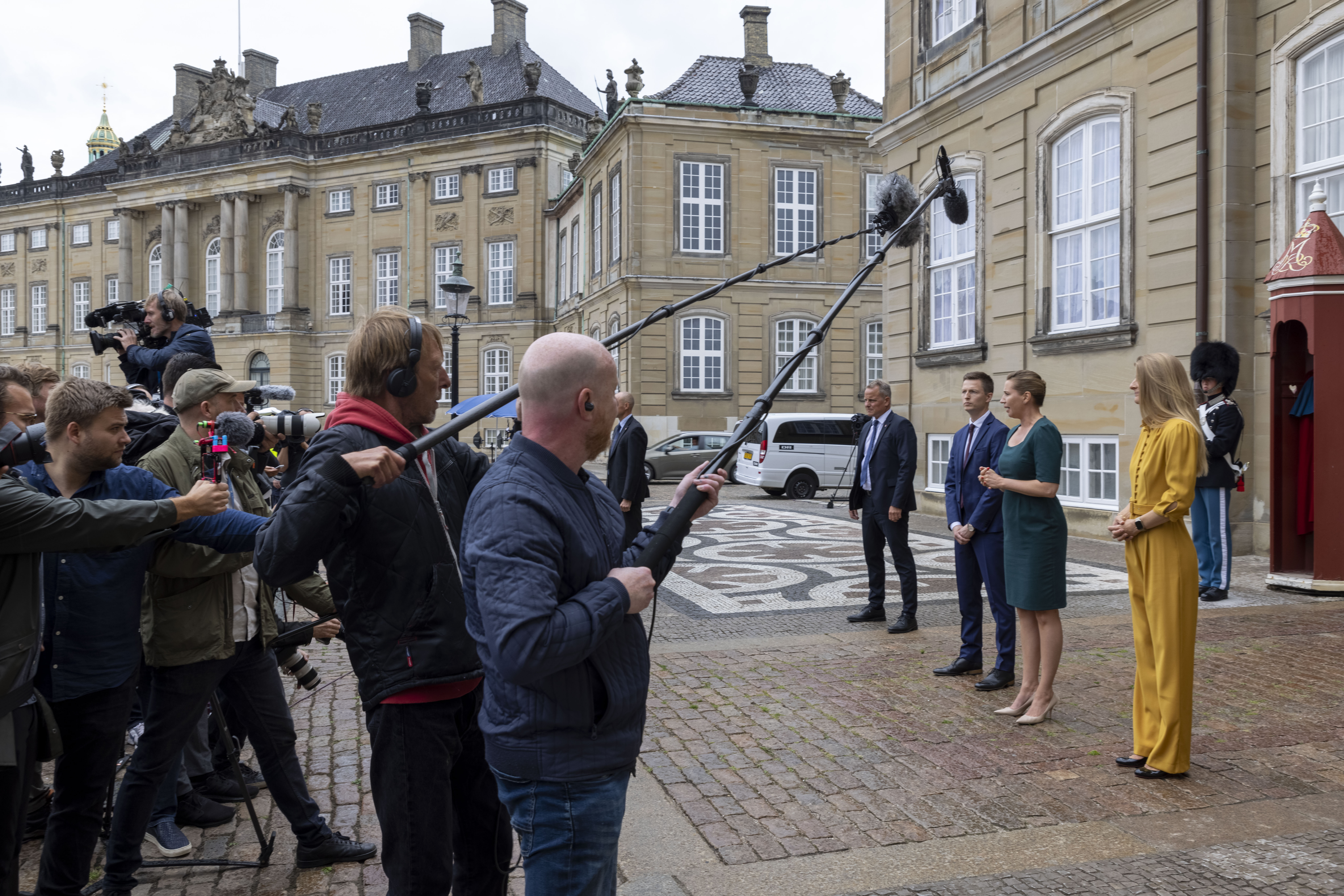 Statsminister Mette Frederiksen (midt) præsenterer ministerrokade, hvor Jesper Petersen (til venstre) overtager posten som uddannelses- og forskningsminister fra Ane Halsboe-Jørgensen (til højre), der bliver kultur- og kirkeminister efter Joy Mogensen. Billedet er taget på Amalienborg efter at Hans Kongelige Højhed Kronprins Frederik havde taget imod ministrene.