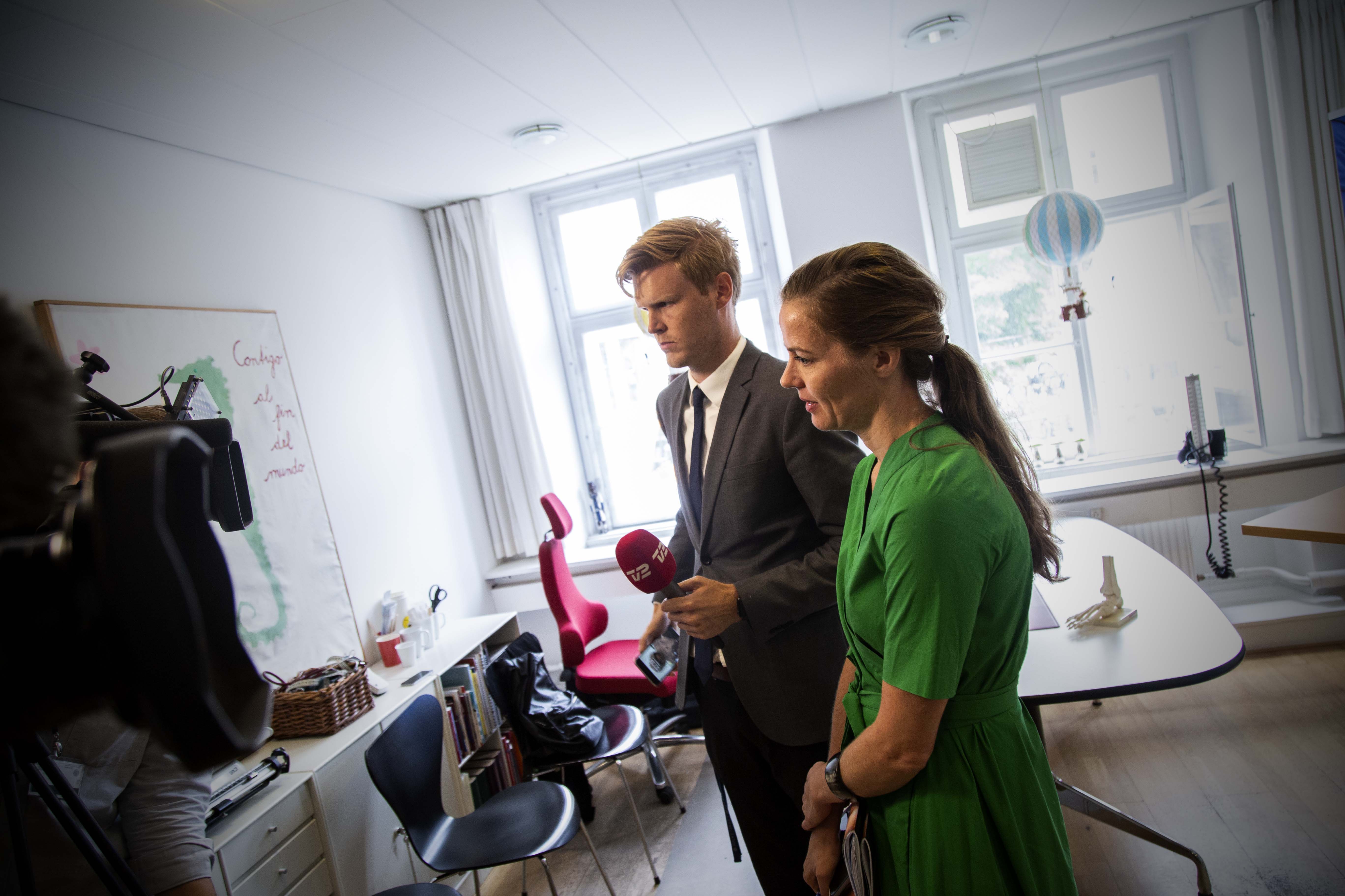 Sundhedsminister Ellen Trane Nørby venter på at komme igennem på TV2 NEWS efter at have præsenteret regeringsudspillet "En læge tæt på dig" hos Citydoctors i København mandag den 11.juni 2018. Foto: Peter Torstensen