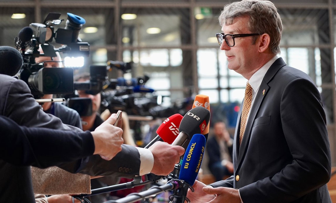 Fungerende forsvarsminister Troels Lund Poulsen bliver interviewet