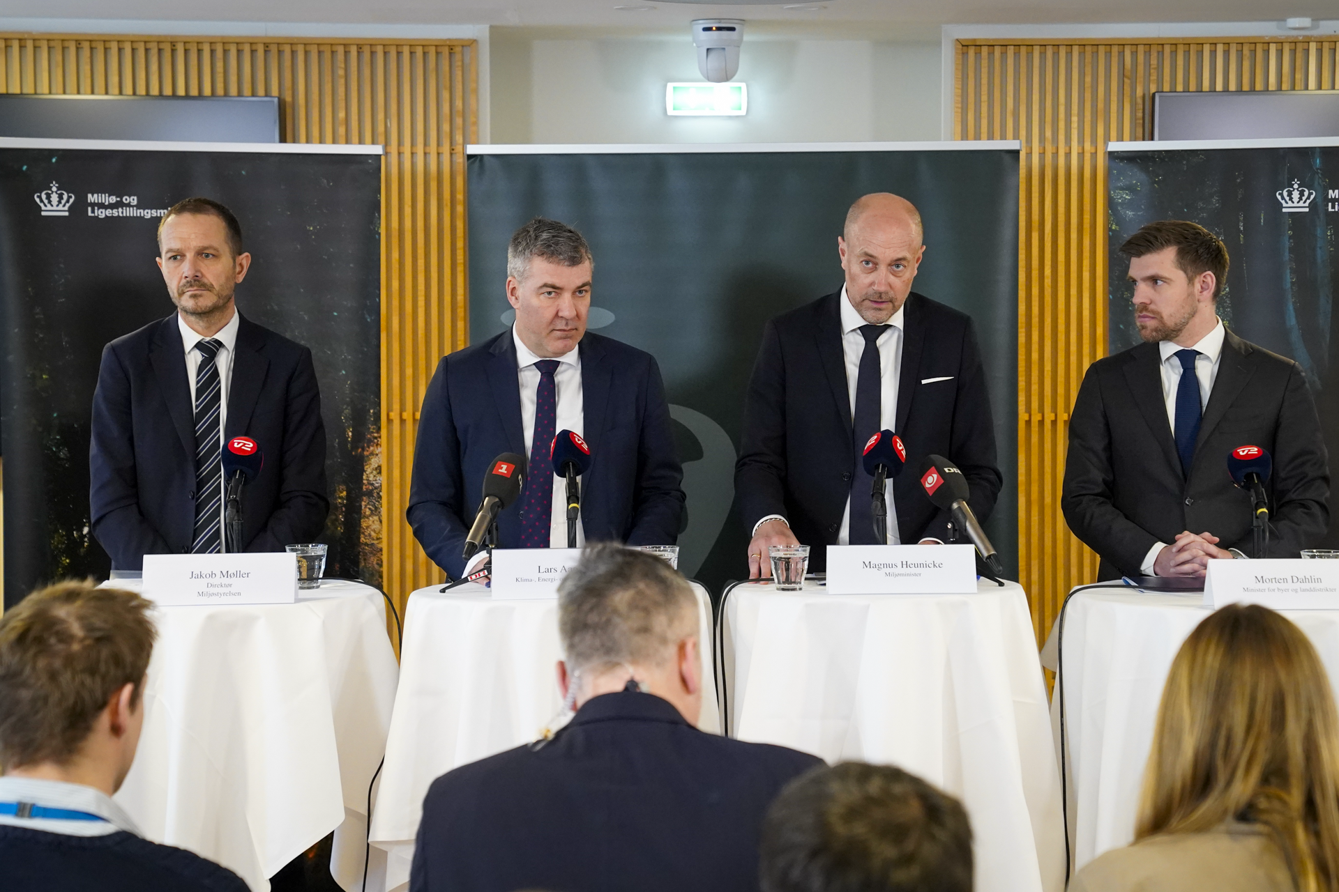 Fra venstre: Direktør i Miljøstyrelsen, klima-, energi- og forsyningsminister, miljøminister og minister for byer og landdistrikter.
