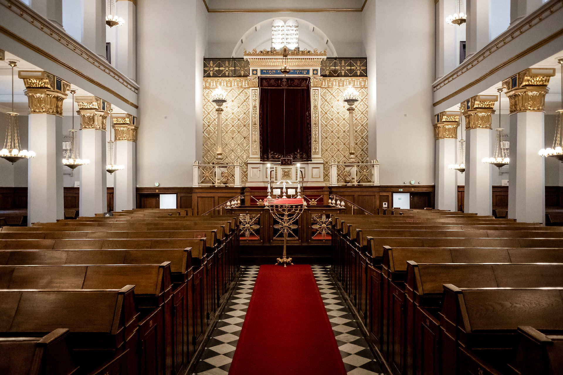 Interiør fra synagogen i Krystalgade i København.
