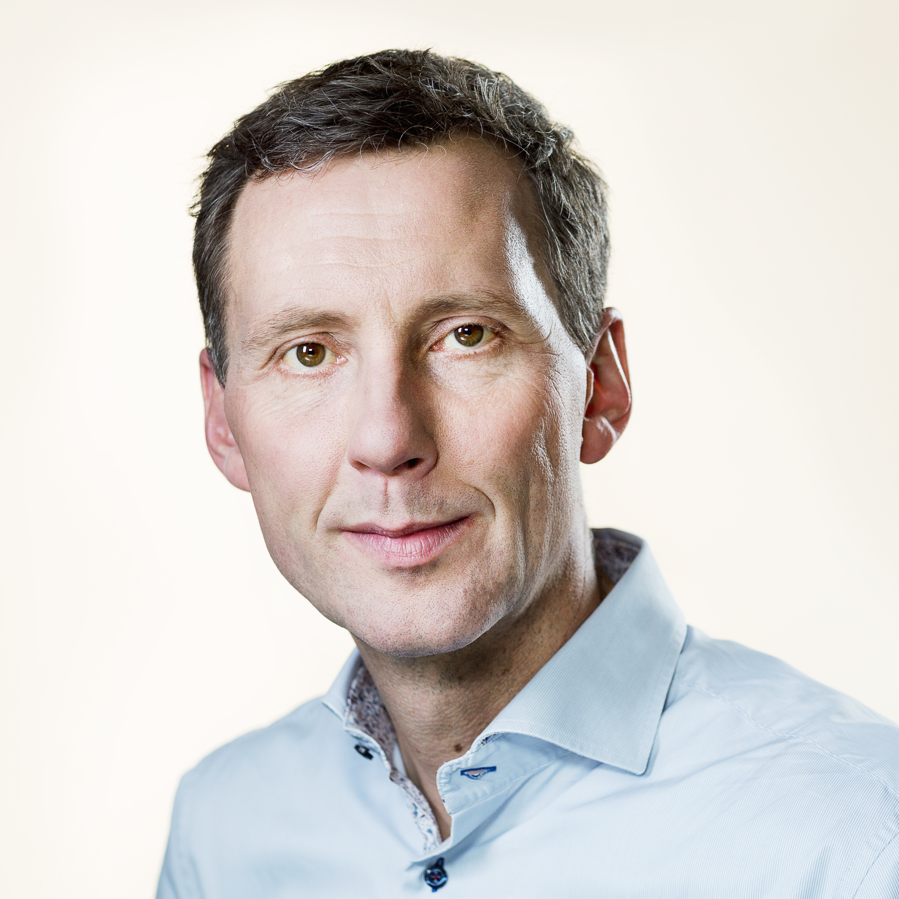 Nick Hækkerup i blå skjorte