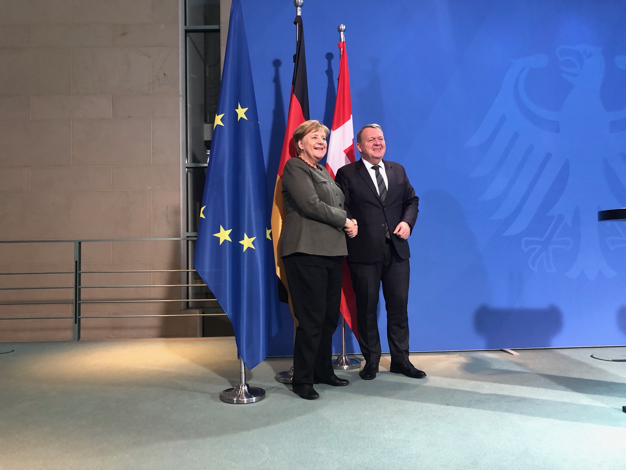 Billede af statsminister Lars Løkke Rasmussen og den tyskel kansler Angela Merkel der giver hånd