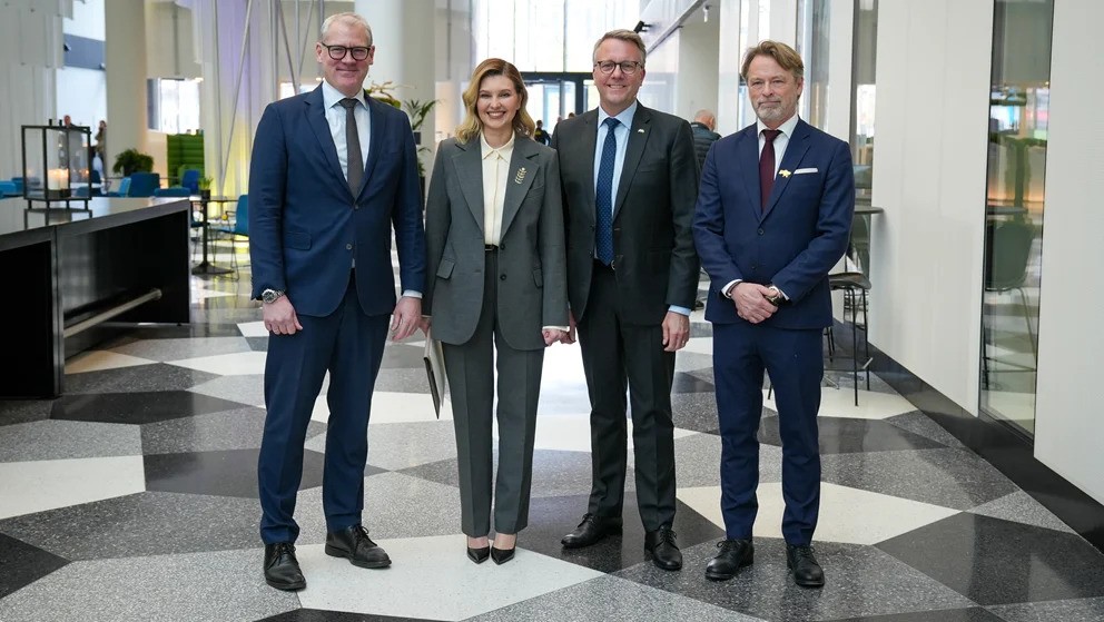 Viceadministrerende direktør, Thomas Bustrup, Ukraines førstedame Olena Zelenska, erhvervsminister Morten Bødskov og statsministerens ægtefælle Bo Tengberg