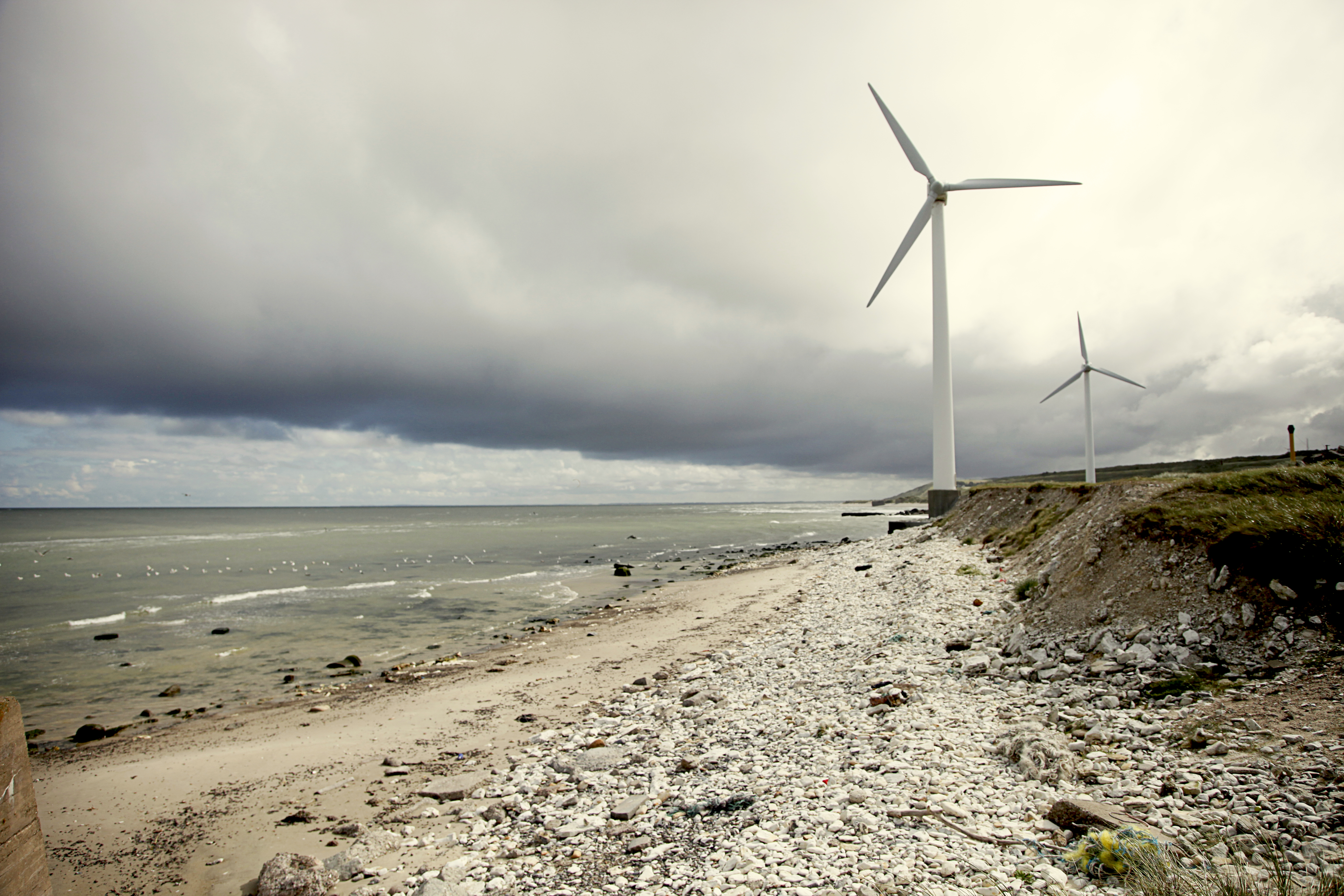 Vindmøller ved havet.