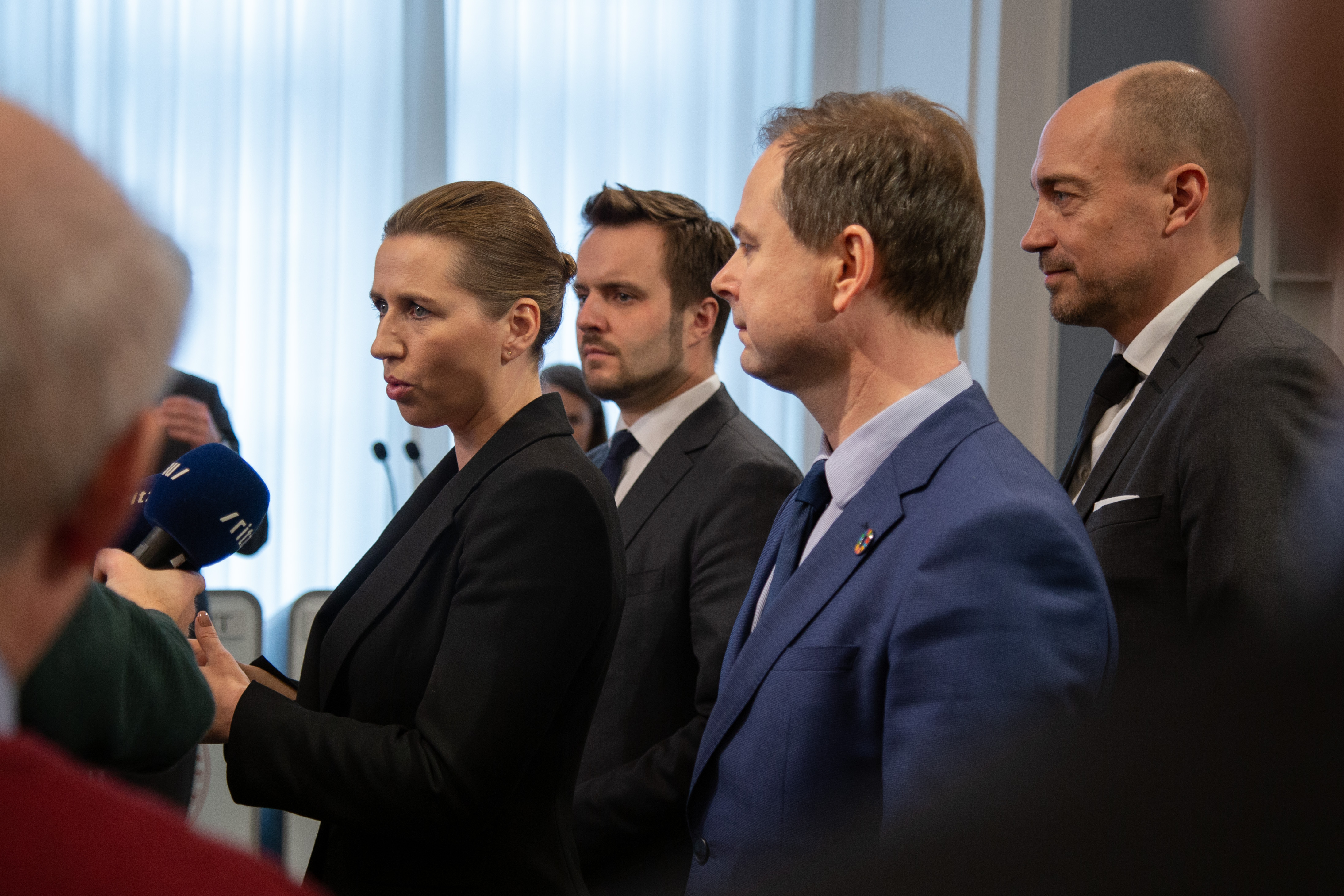 Statsminister Mette Frederiksen og en række andre ministre møder pressen i Spejlsalen
