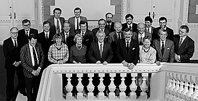 Regeringen Poul Schlüter 2 på Statsministeriets trappe i 1987