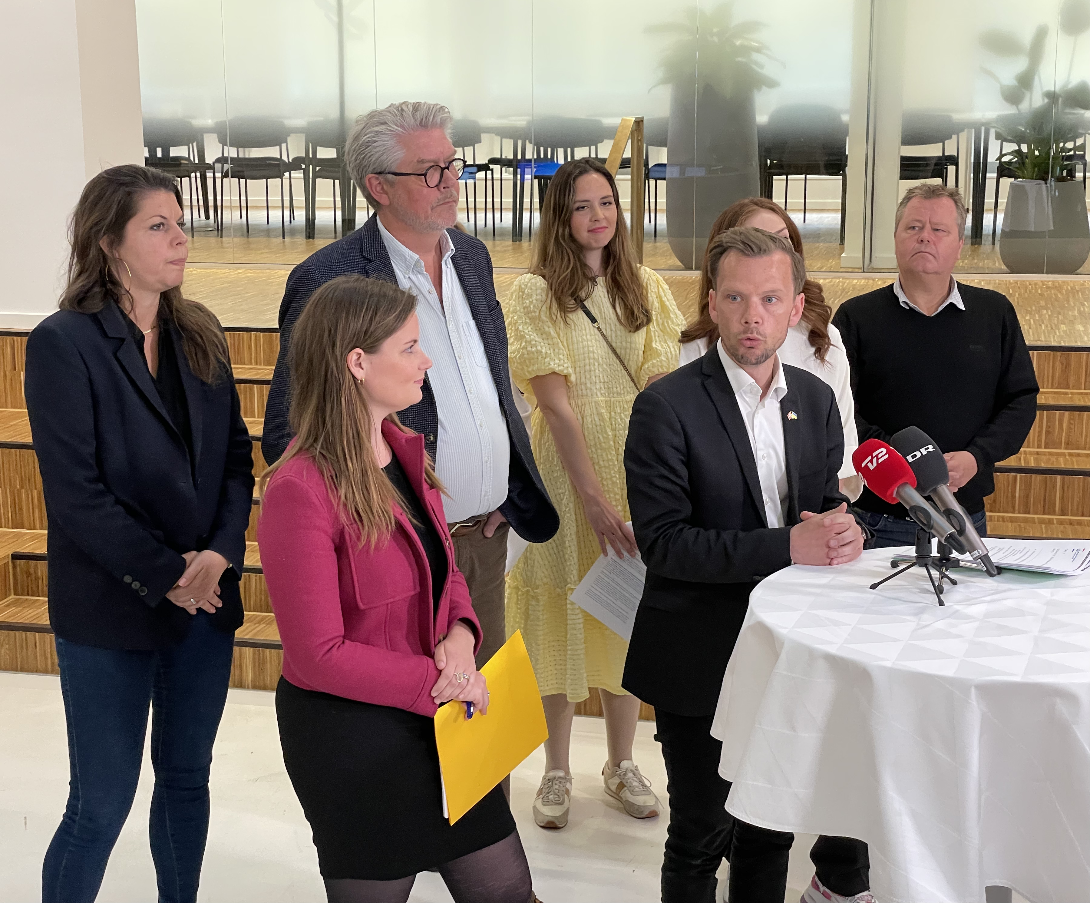 Parterne bag aftalen om kontanthjælp ved præsentationen den 14. juni 2022.