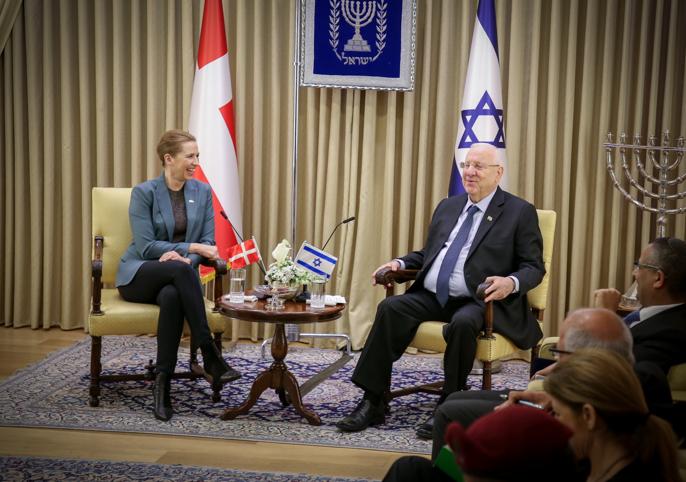 Statsminister Mette Frederiksen og Israels præsident Revlin sidder ved siden af hinanden