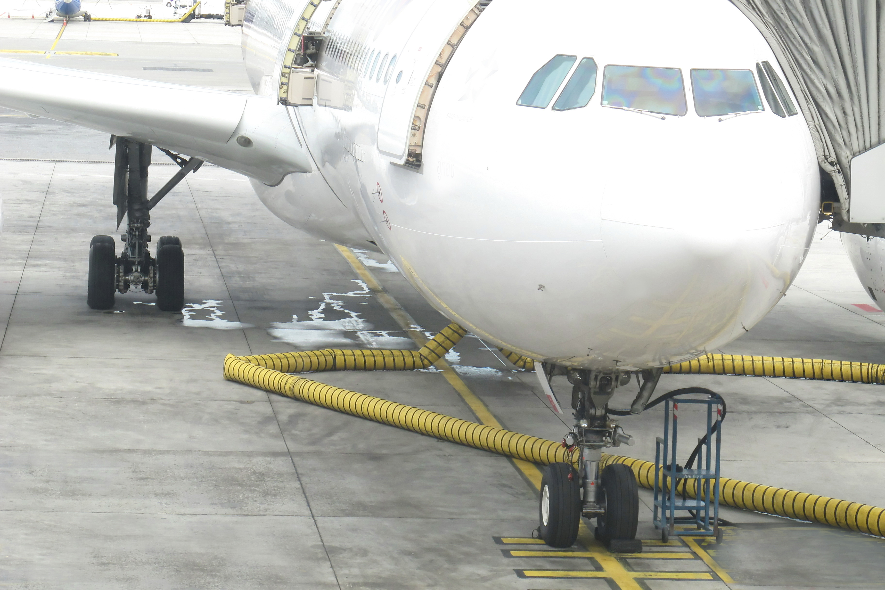 Fly bliver tanket op i lufthavn.