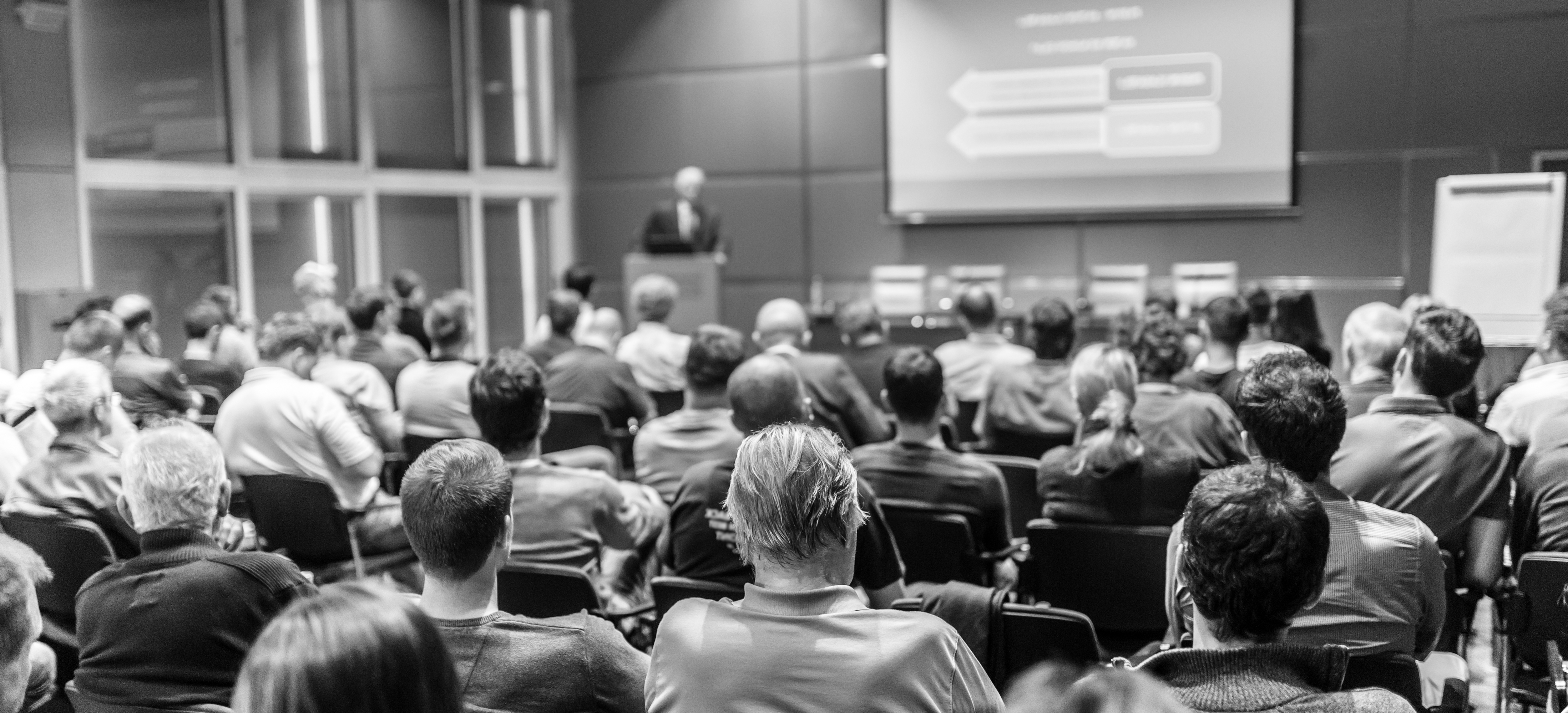 Studerende modtager undervisning i auditorium