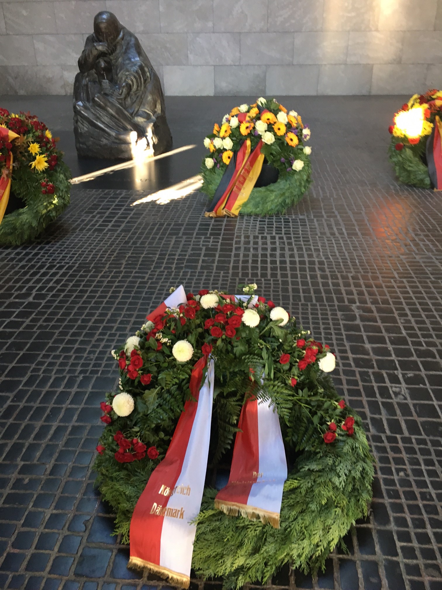 Blomsternedlæggelse ved Neue Wache på Unter den Linden