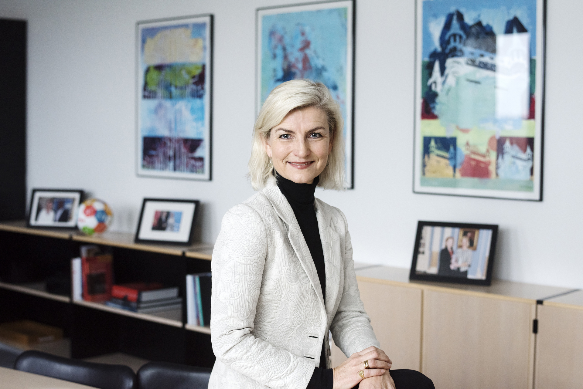 Portræt af Ulla Tørnæs på hendes kontor