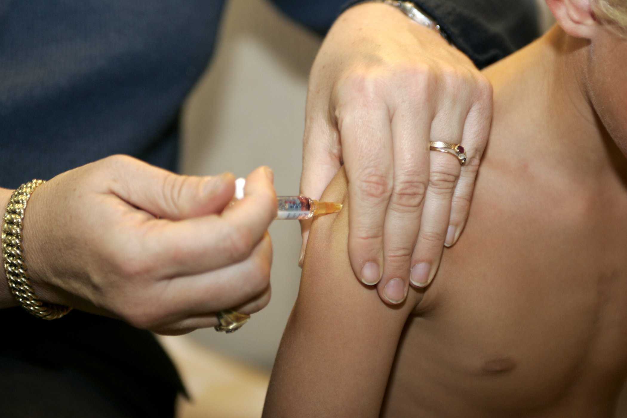 Dreng bliver vaccineret i skulderen