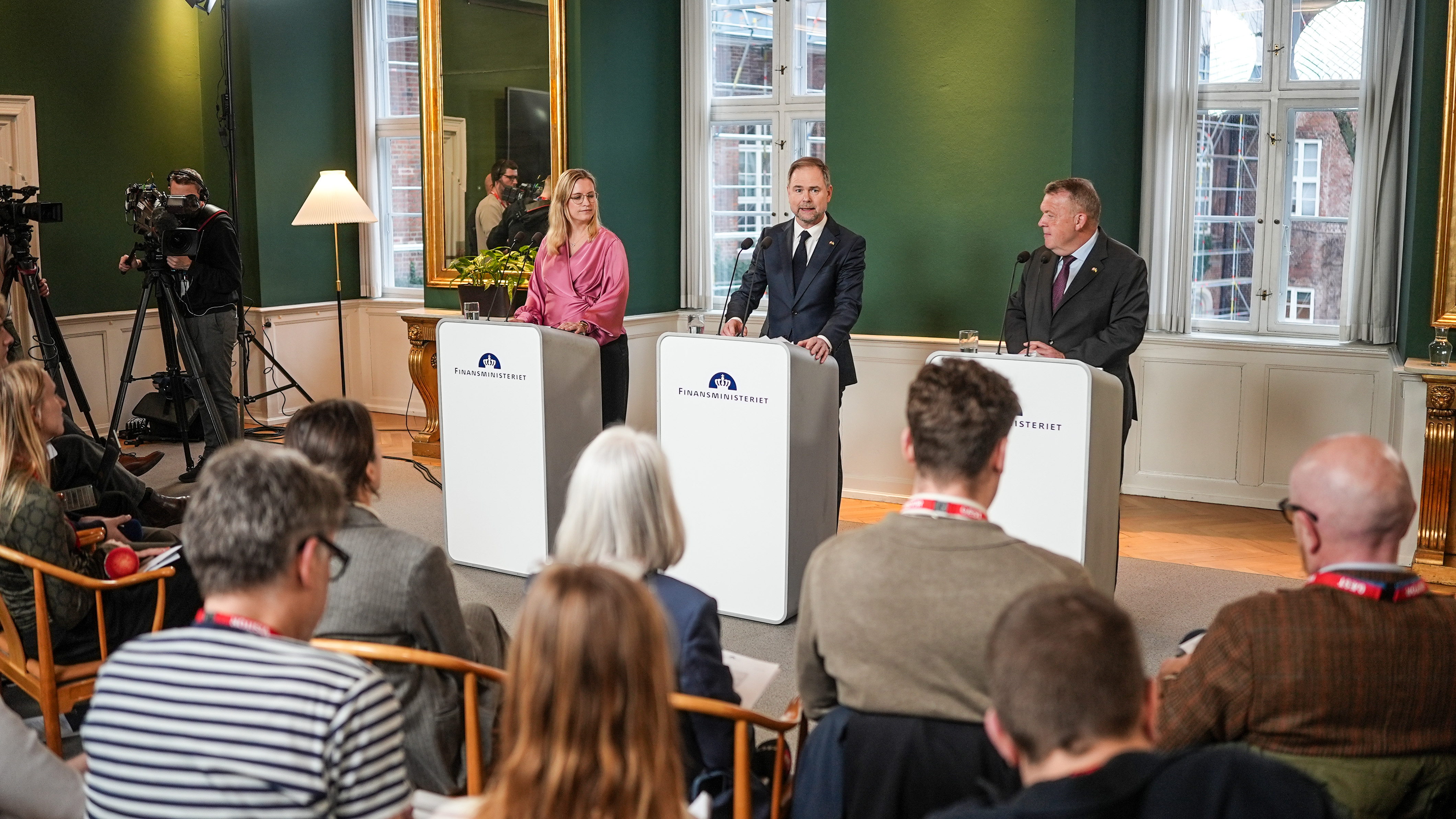 Pressemøde med (fra venstre) økonomiministeren, finansministeren og udenrigsministeren.