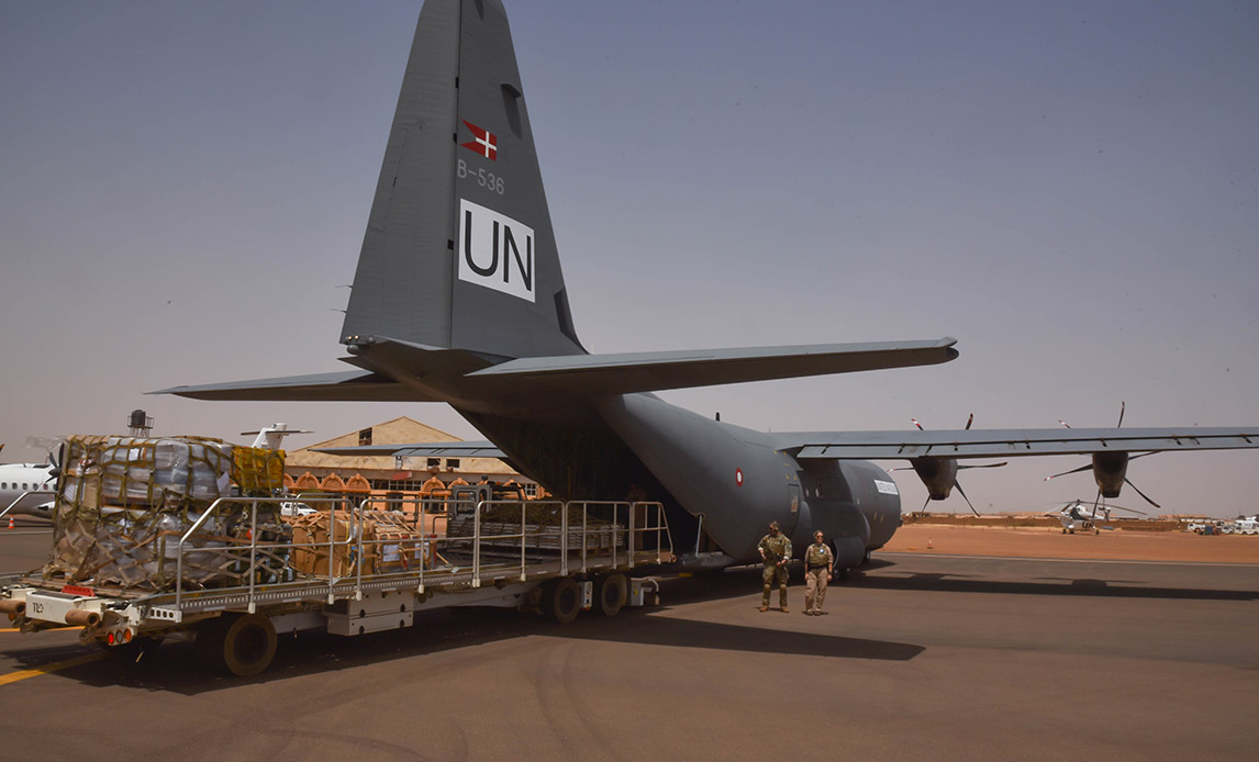 C130 Transportfly bliver lastet 