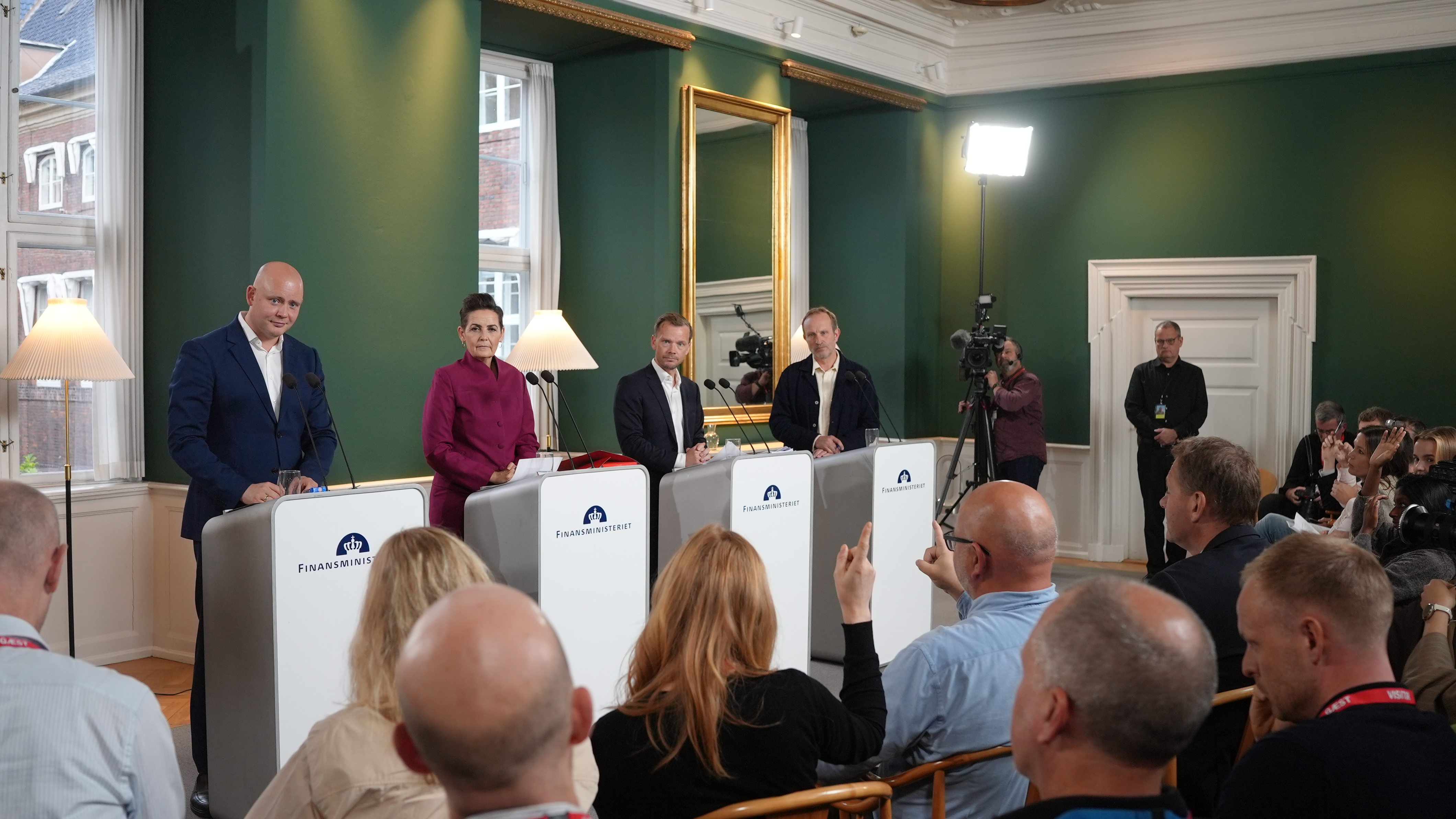 Regeringen præsenterer finanslovsforslaget for 2027 på et pressemøde i Finansministeriet. 