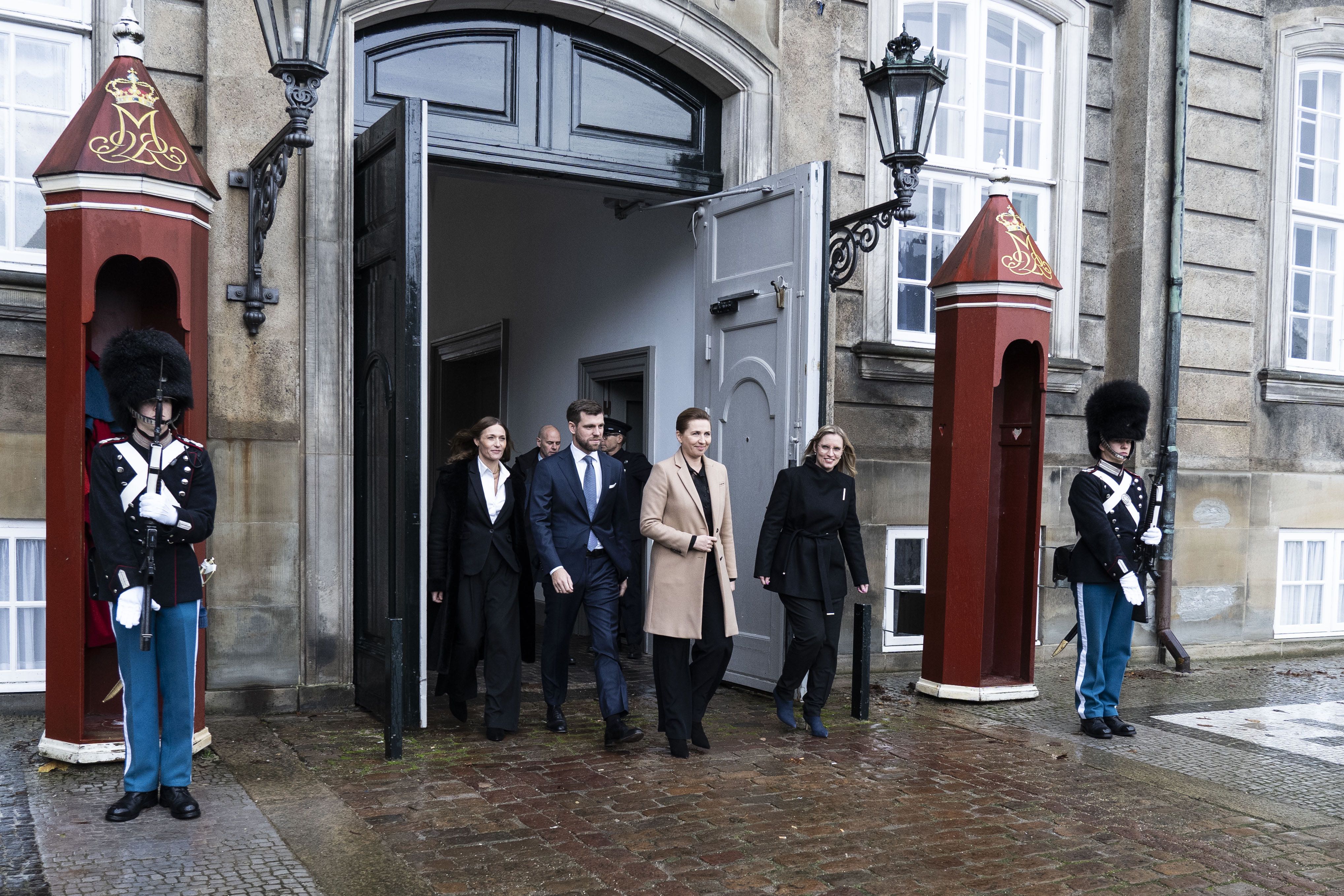 Statsminister Mette Frederiksen sammen med digitaliseringsminister og minister for ligestilling Mia Wagner, Minister for byer og landdistrikter, kirkeminister og minister for nordisk samarbejde Morten Dahlin og økonomiminister Stephanie Lose