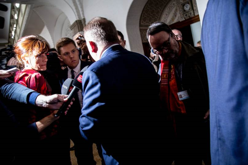 Billede af statsministeren der taler med pressen