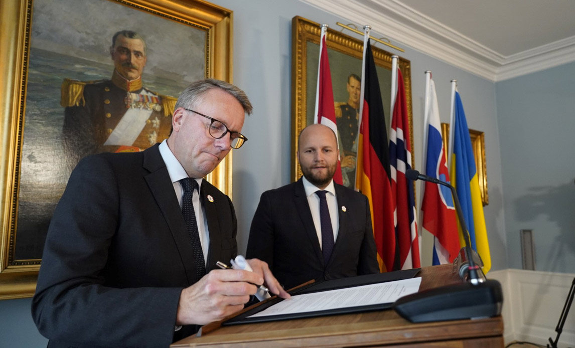 Morten Bødskov underskriver donationsaftale. Foto: Forsvarsministeriet.