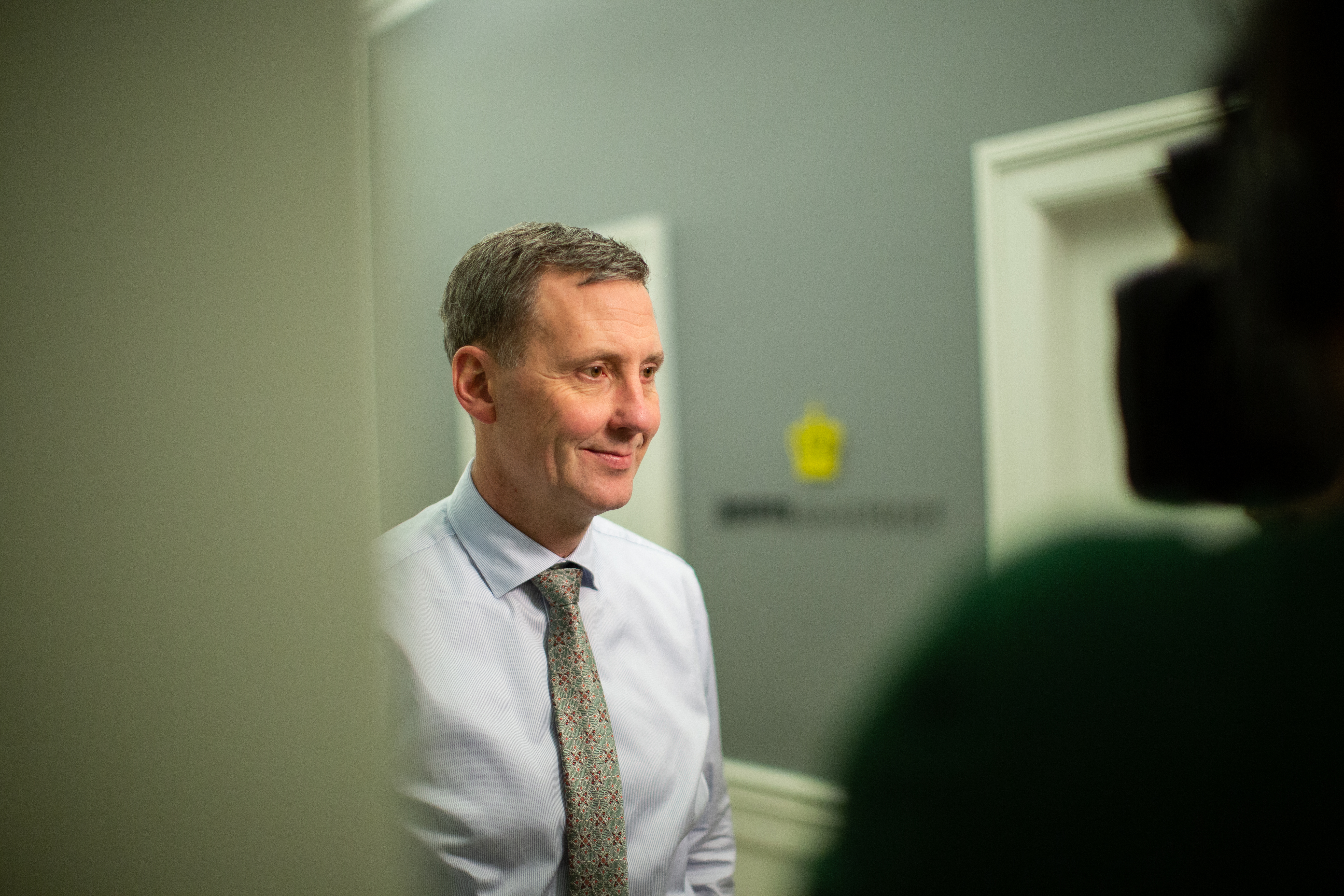 Justitsminister Nick Hækkerup går på en gang i justitsministeriet og bliver filmet af et kamera