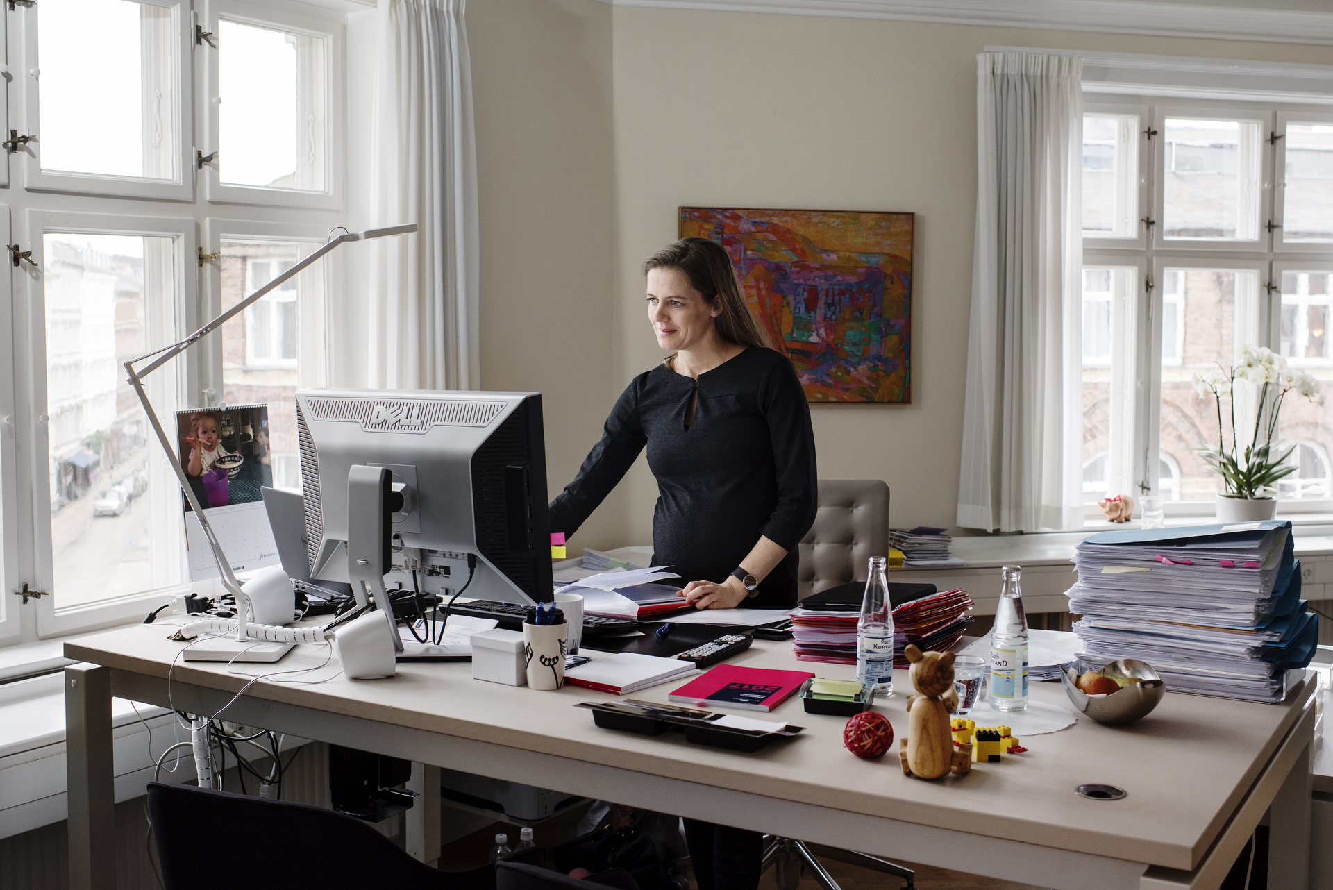 Portræt af Ellen Trane Nørby ved hendes skrivebord