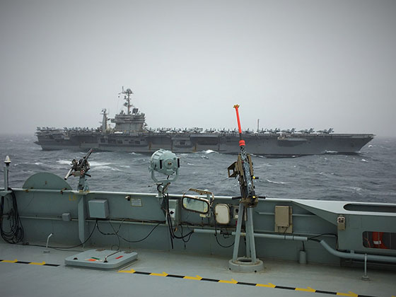 Det amerikanske hangarskib USS Harry S. Truman set fra Esbern Snares signaldæk. 
