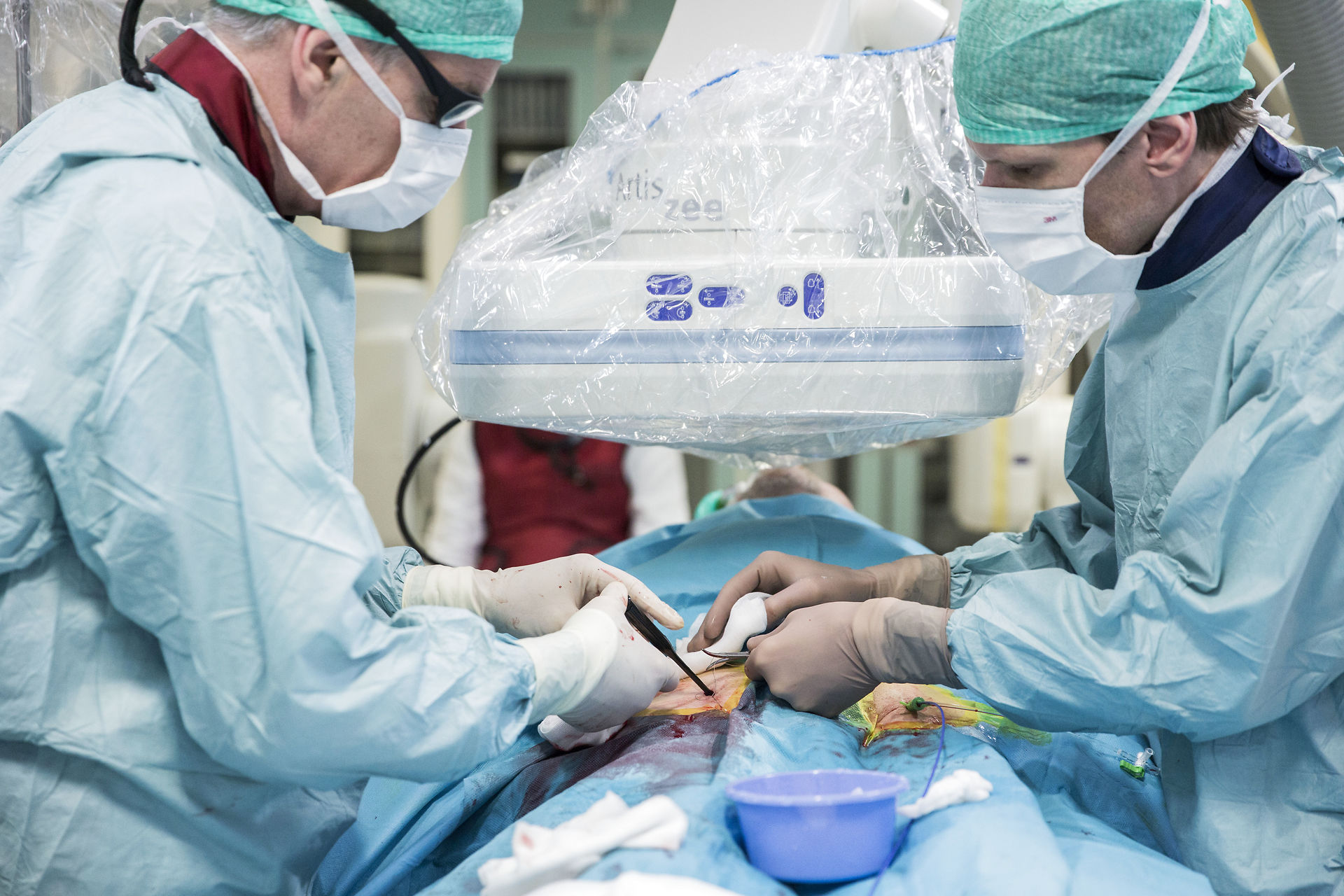 Kirurger i færd med at operere patient på hospital.