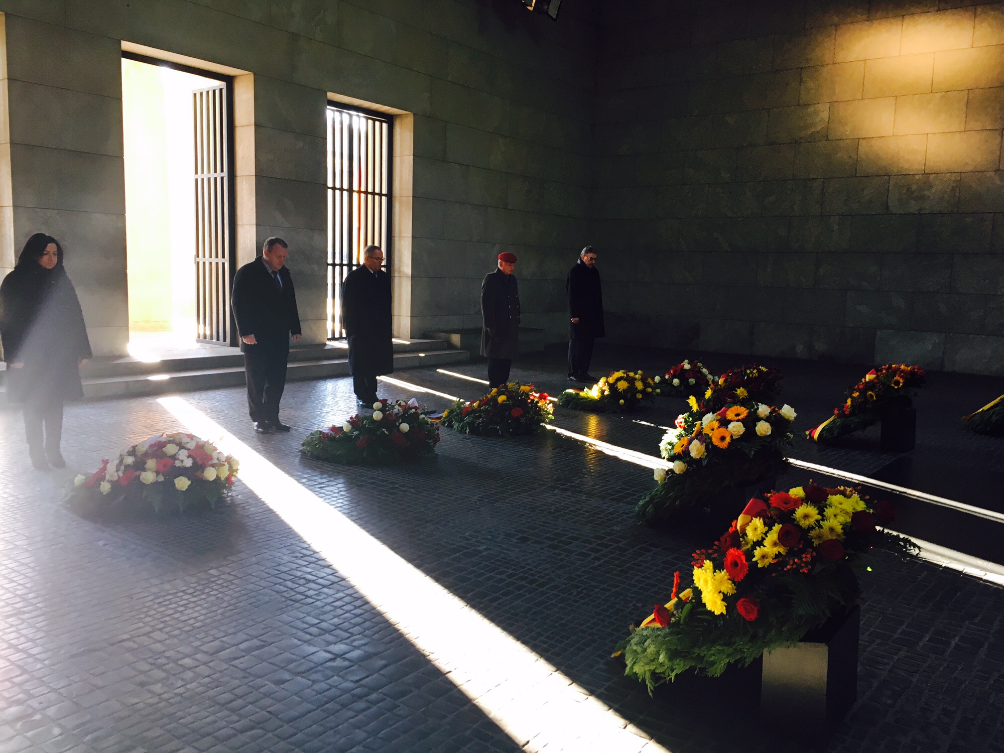 Statsminister Lars Løkke Rasmussen lægger blomster ved Neue Wache på Unter den Linden