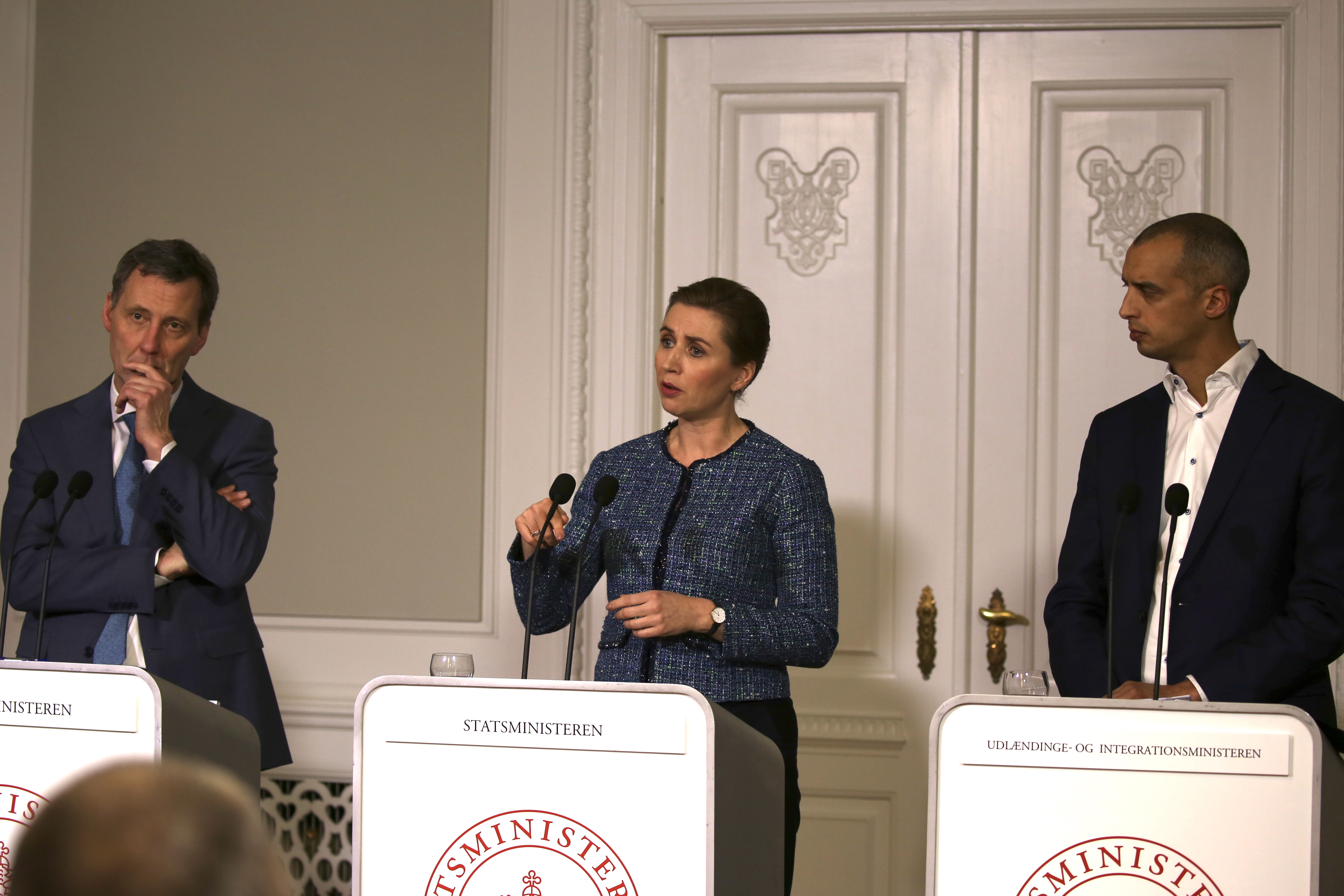 Justitsminister Nick Hækkerup, statsminister Mette Frederiksen og udlændinge- og integrationsminister Mattias Tesfaye ved pressemøde