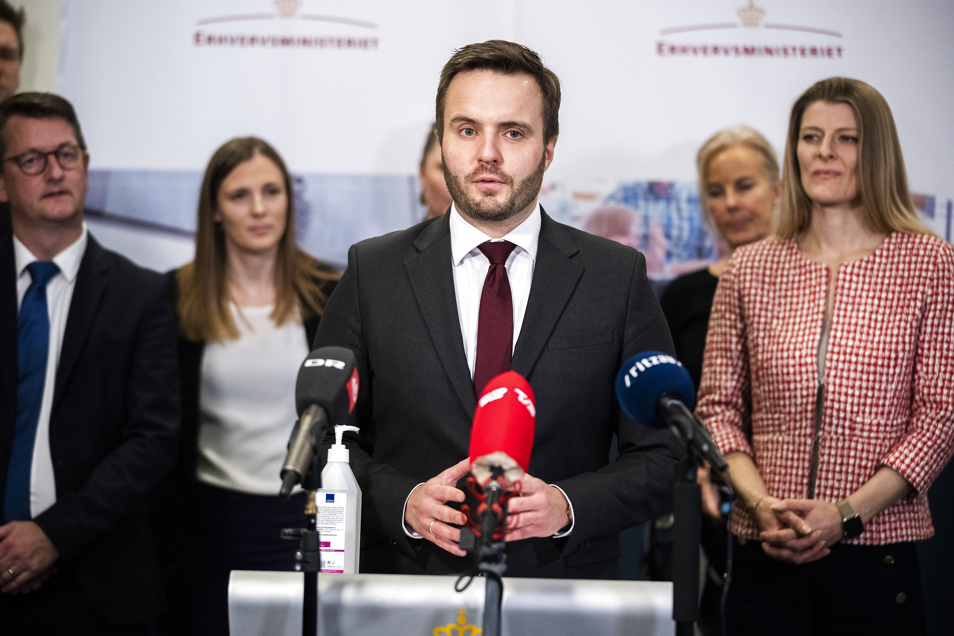 Erhvervsminister Simon Kollerup og Folketingets partier præsentere aftale om hjælpepakker til natklubber, barer, restauranter og andre virksomheder, der bliver ramt af de nye restriktioner i forhold til natteliv og julefrokoster, i Erhvervsministeriet torsdag den 9. december 2021.
