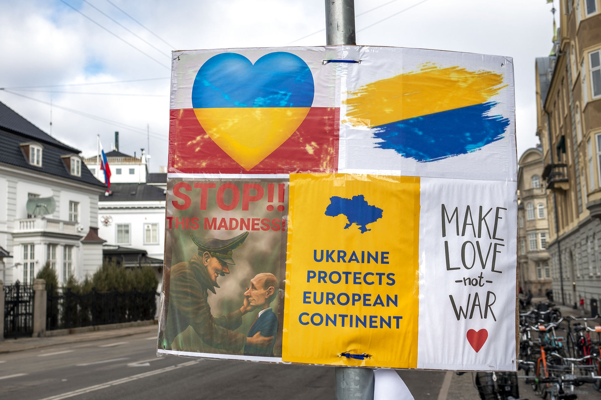 Støtte til Ukraine mod Rusland og Putin - og Ruslands invasion af Ukraine - foran Ruslands ambassade på på Østerbro i København.